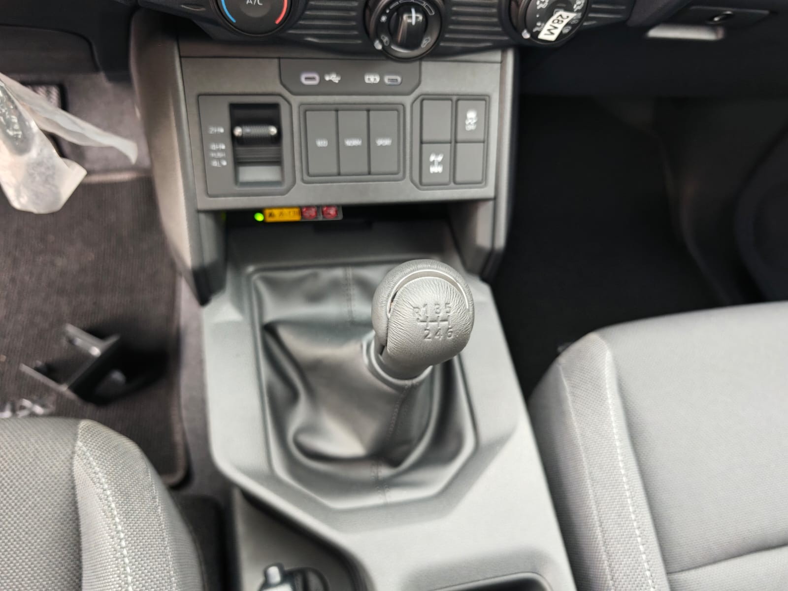 2026 TOYOTA HILUX DOUBLE CAB E 2.8 4WD MT Silver image 30