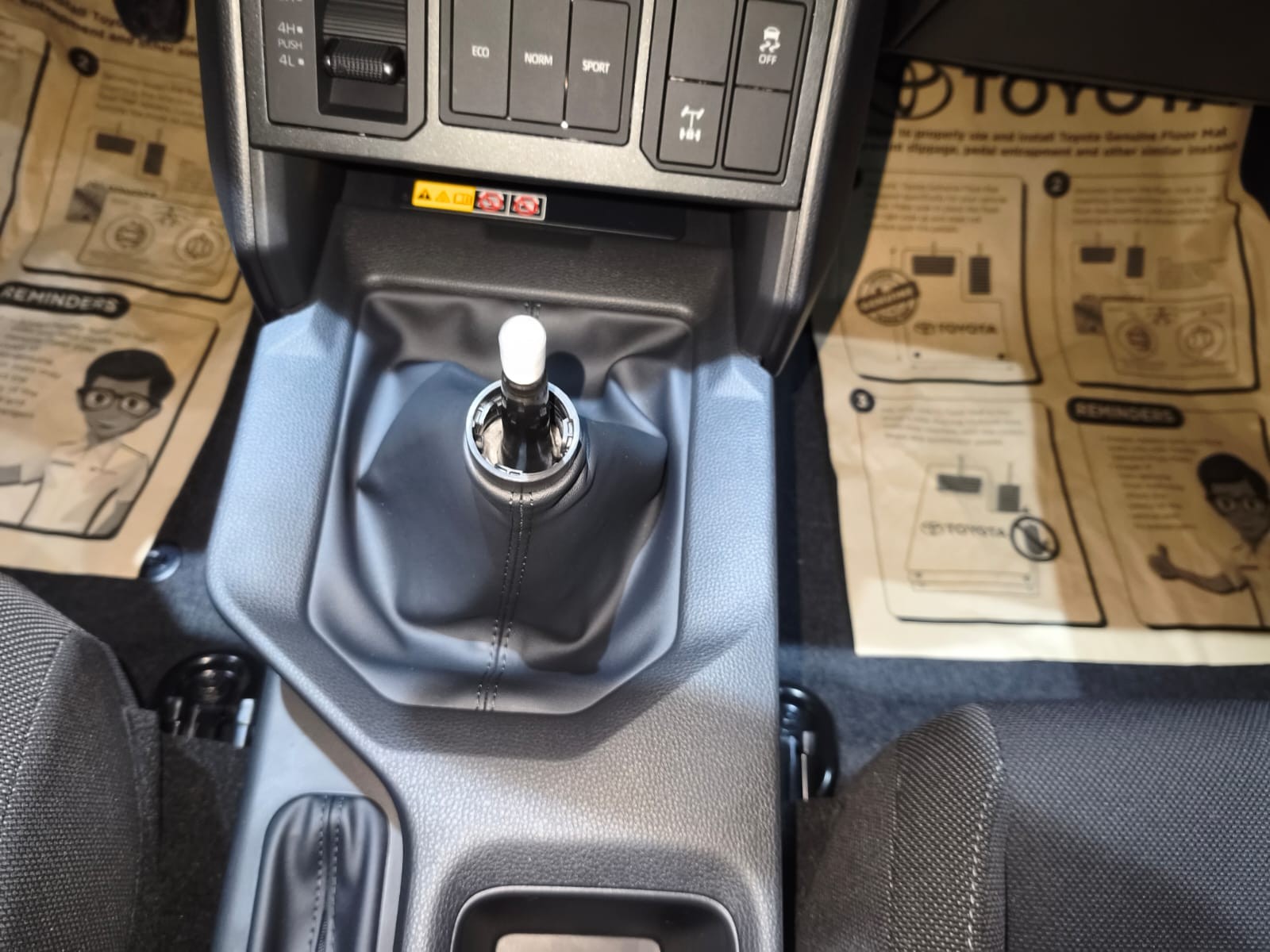 2026 TOYOTA HILUX DOUBLE CAB E 2.8 4WD MT Silver image 36