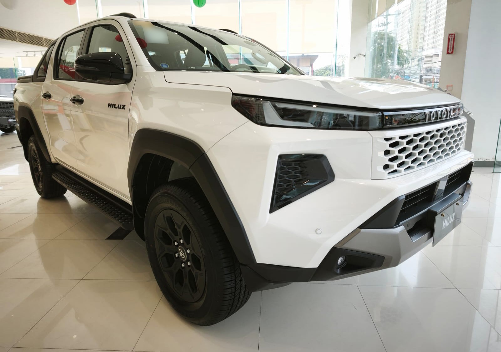 2026 TOYOTA HILUX DOUBLE CAB CONQUEST 2.8 2WD AT White image 9
