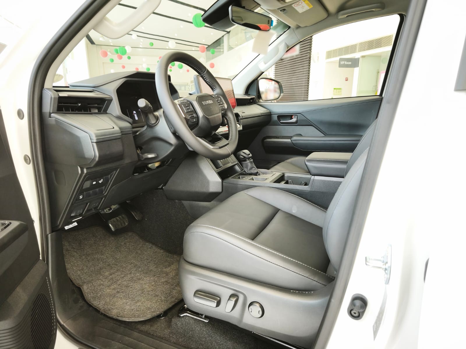 2026 TOYOTA HILUX DOUBLE CAB CONQUEST 2.8 2WD AT White image 32