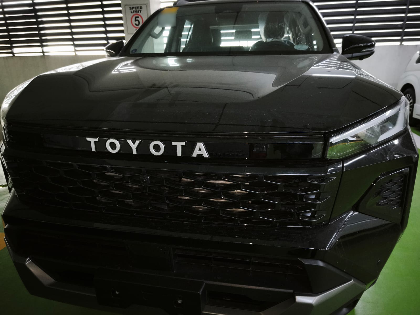 2026 TOYOTA HILUX DOUBLE CAB CONQUEST 2.8 4WD AT Black image 9