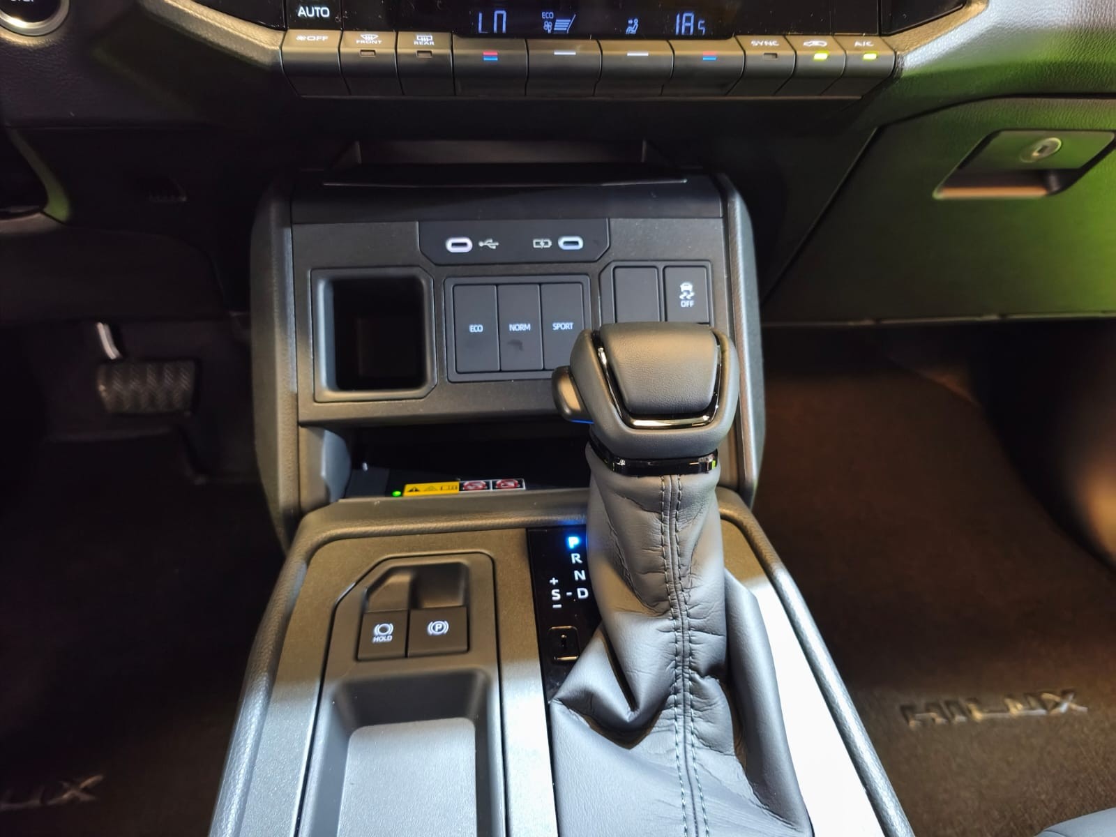 2026 TOYOTA HILUX DOUBLE CAB CONQUEST 2.8 4WD AT Red image 30