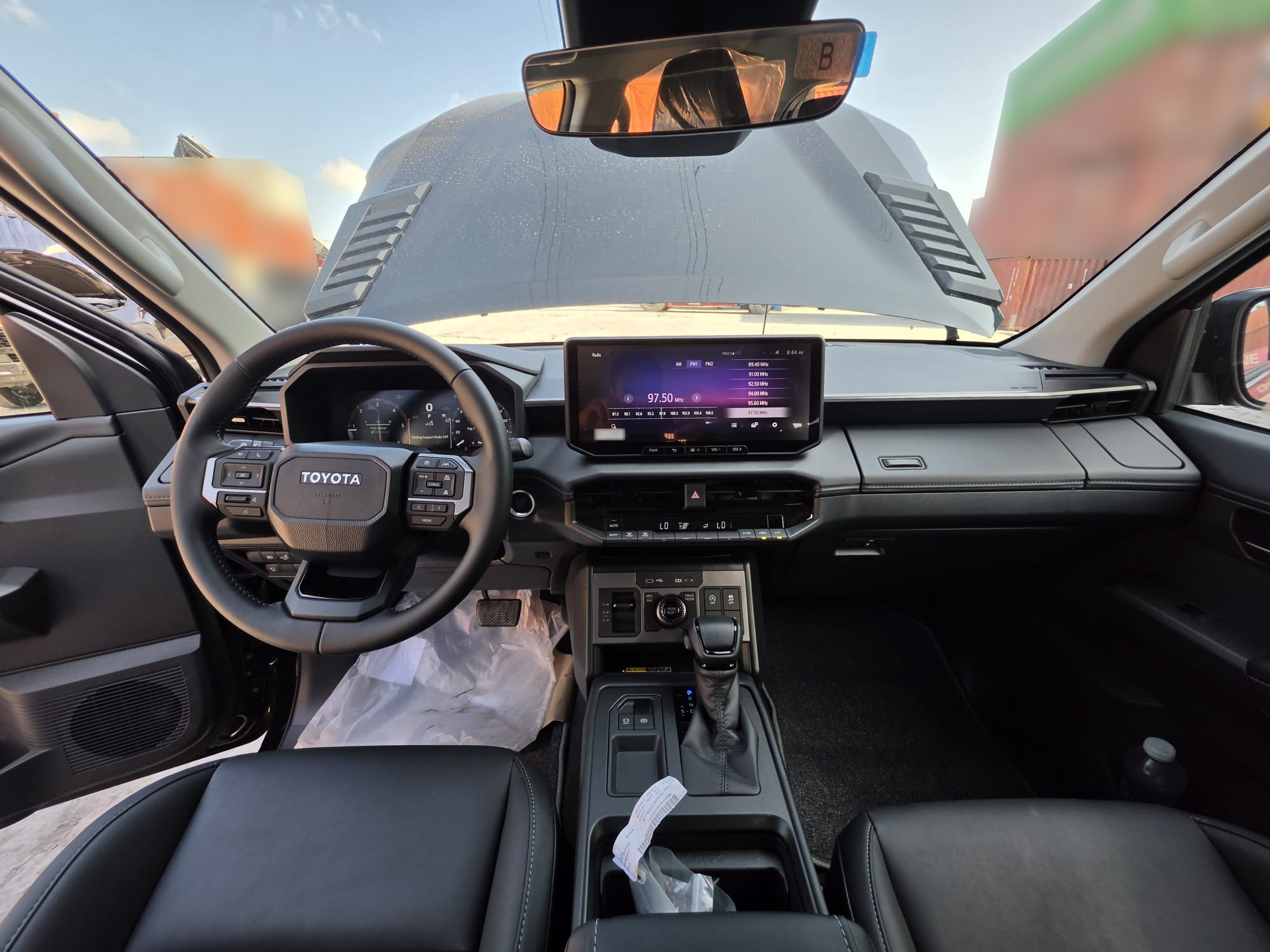 2026 TOYOTA HILUX DOUBLE CAB TRAILHUNTER 2.8 4WD AT Black image 25