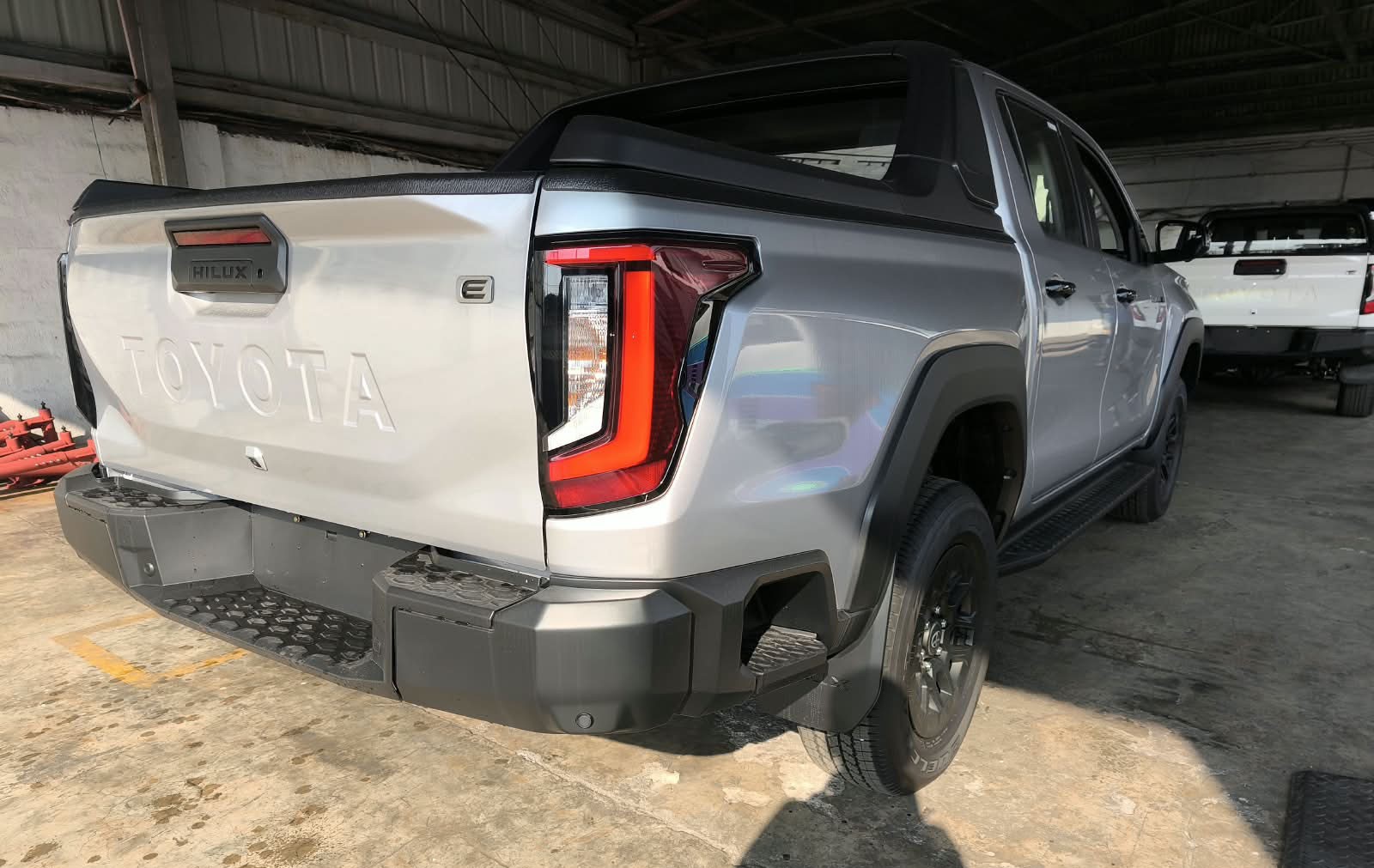 2026 TOYOTA HILUX DOUBLE CAB E 2.8 4WD MT Silver image 5