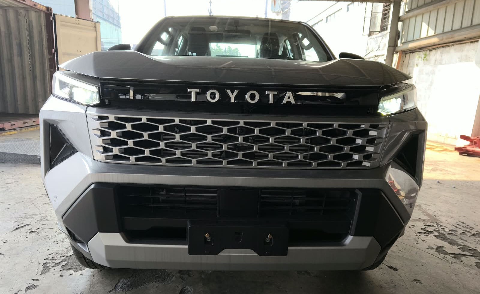 2026 TOYOTA HILUX DOUBLE CAB E 2.8 4WD MT Silver image 8