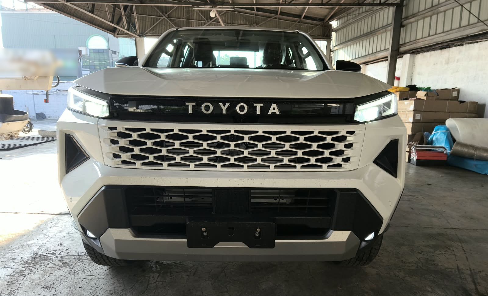 2026 TOYOTA HILUX DOUBLE CAB E 2.8 4WD MT White image 8