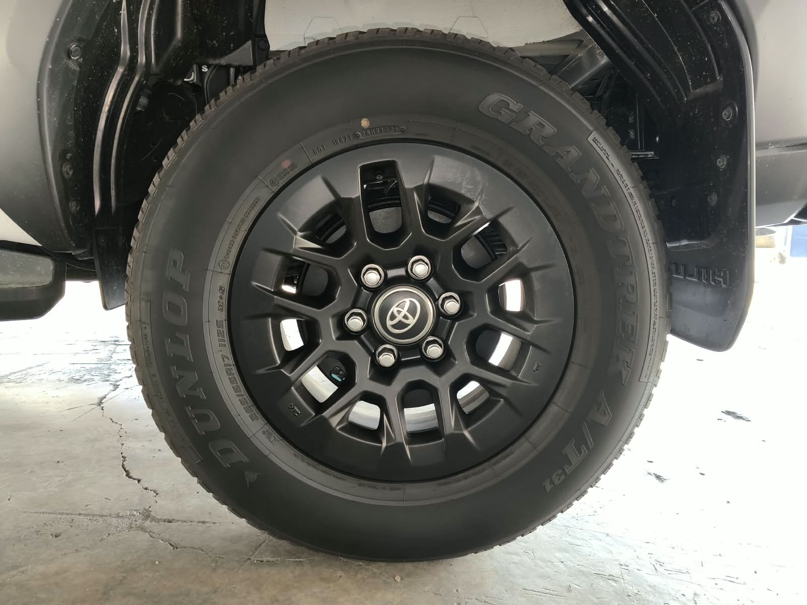 2026 TOYOTA HILUX DOUBLE CAB E 2.8 4WD MT White image 11