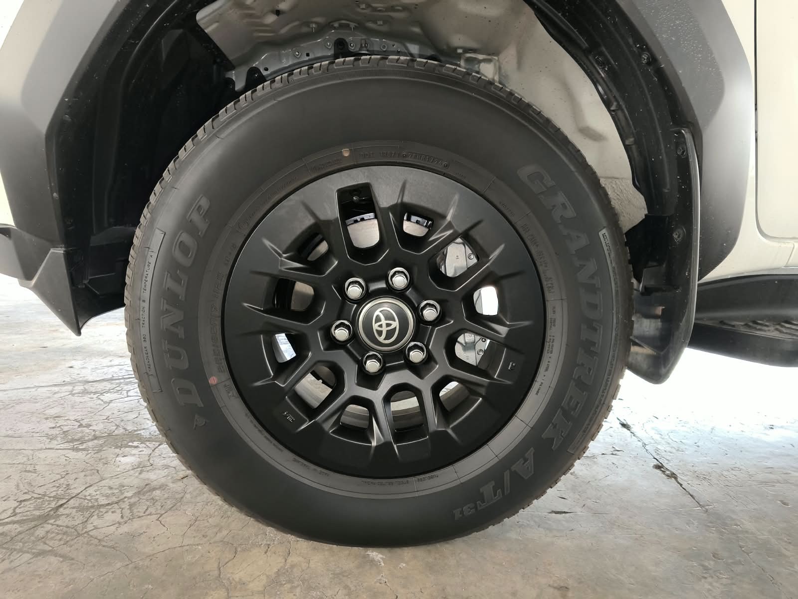 2026 TOYOTA HILUX DOUBLE CAB E 2.8 4WD MT White image 12