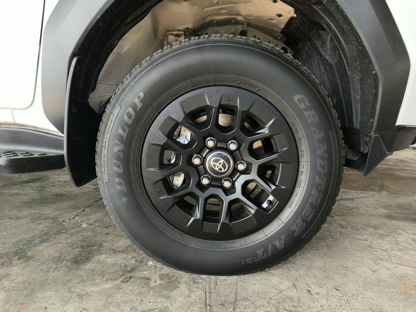 2026 TOYOTA HILUX DOUBLE CAB E 2.8 4WD MT White image 13