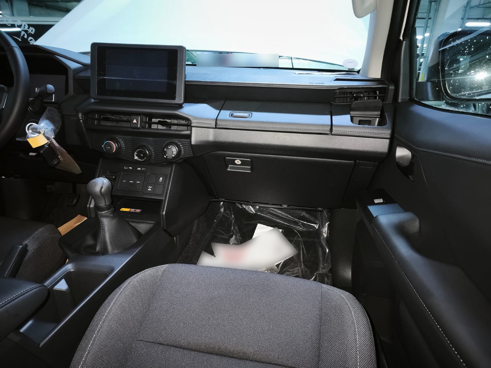 2026 TOYOTA HILUX DOUBLE CAB E 2.8 4WD MT White image 31