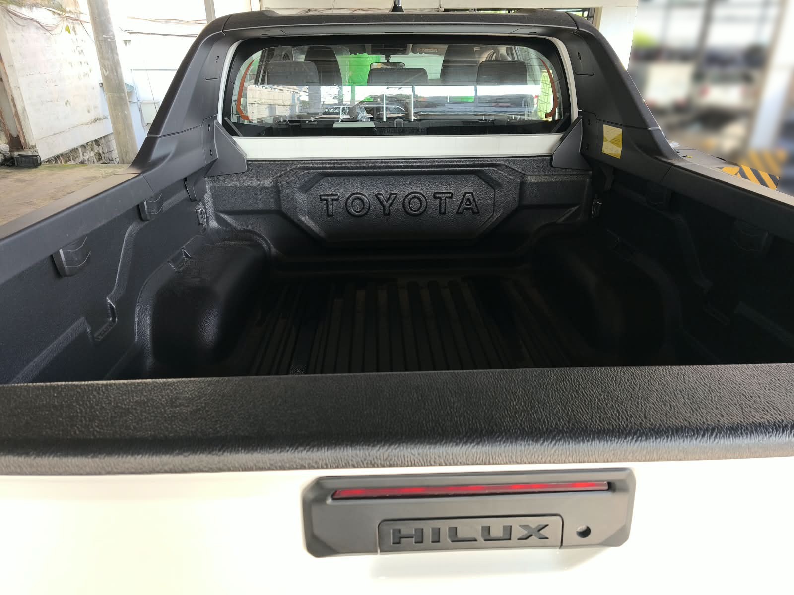 2026 TOYOTA HILUX DOUBLE CAB E 2.8 4WD MT White image 17