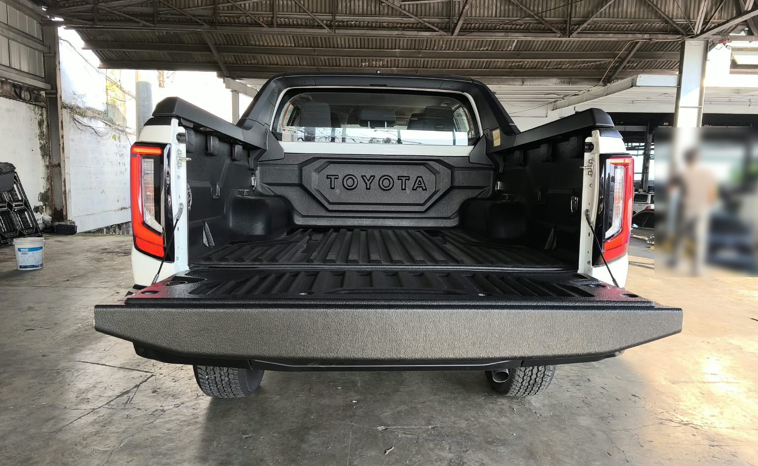 2026 TOYOTA HILUX DOUBLE CAB E 2.8 4WD MT White image 18