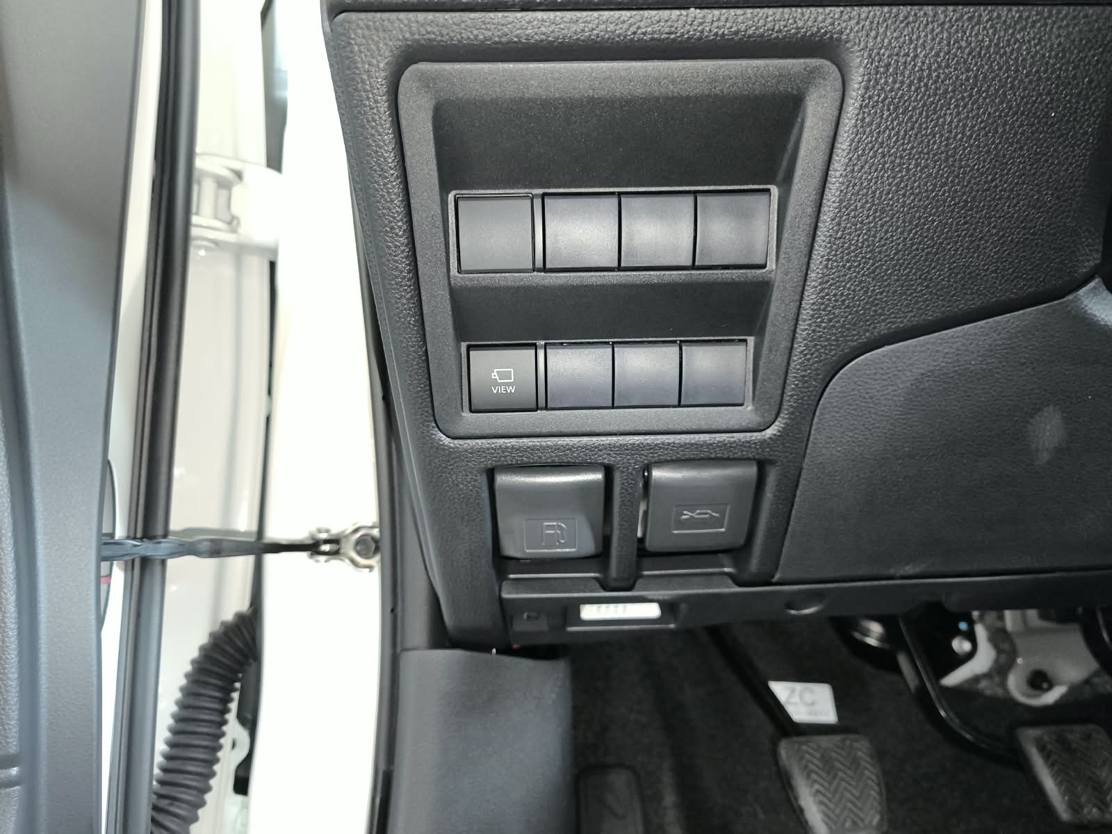 2026 TOYOTA HILUX DOUBLE CAB E 2.8 4WD MT White image 25