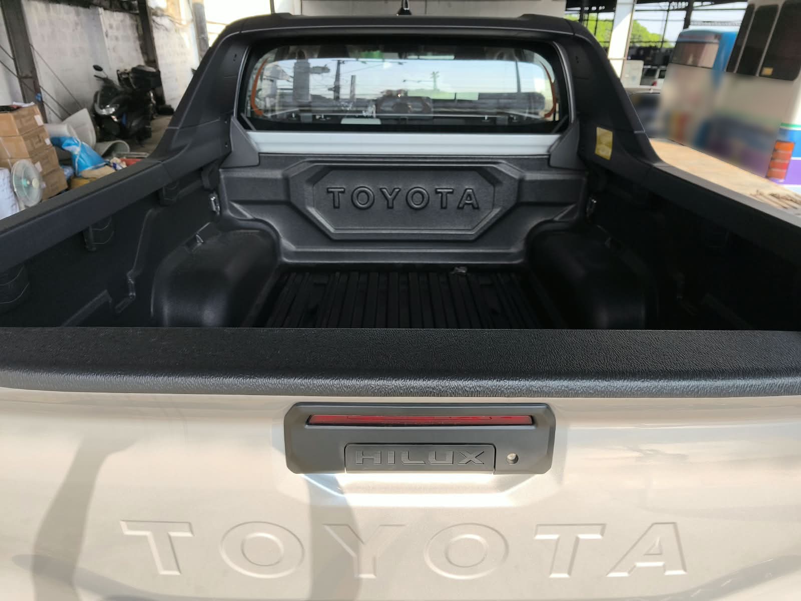 2026 TOYOTA HILUX DOUBLE CAB E 2.8 4WD MT Silver image 17