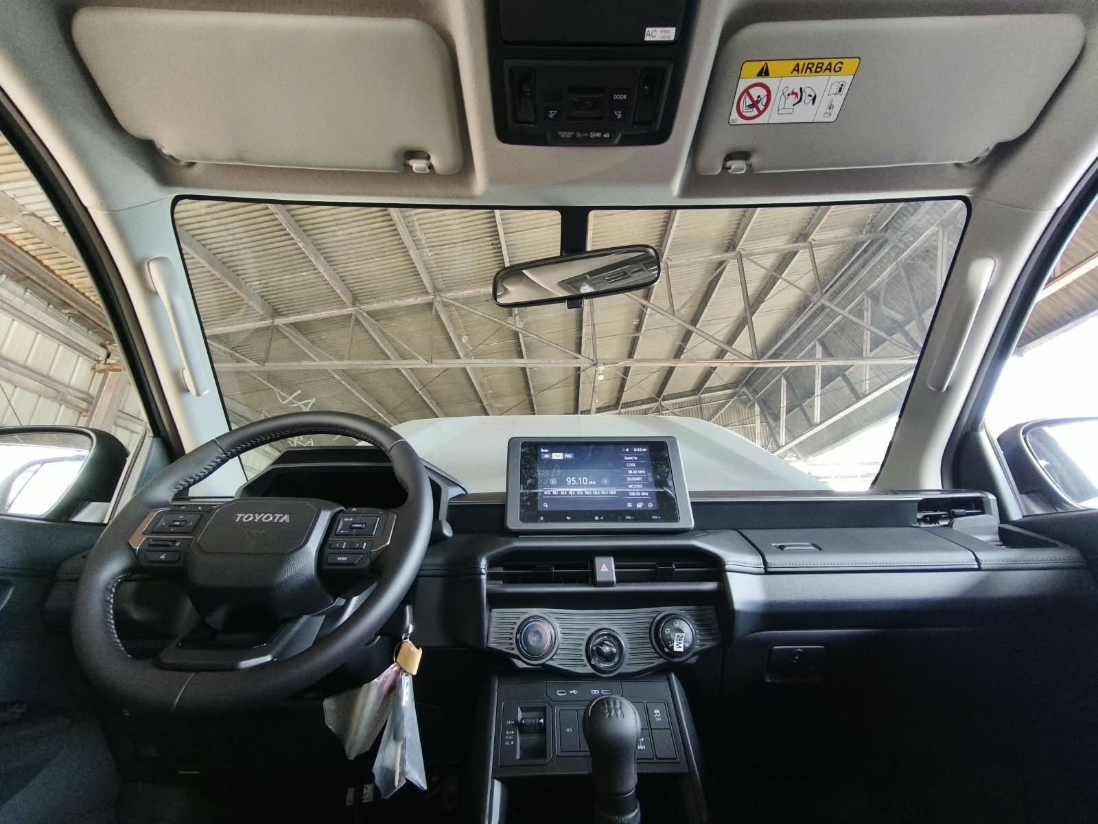 2026 TOYOTA HILUX DOUBLE CAB E 2.8 4WD MT Silver image 21
