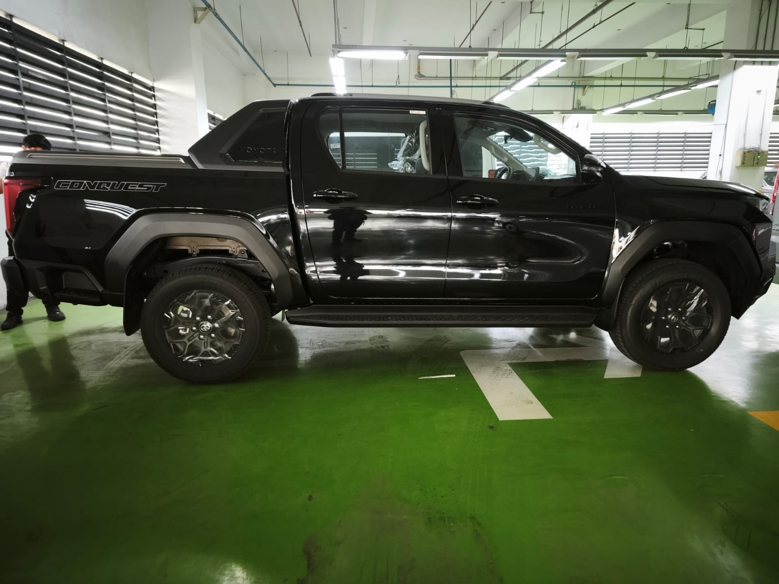 2026 TOYOTA HILUX DOUBLE CAB CONQUEST 2.8 4WD AT Black image 7