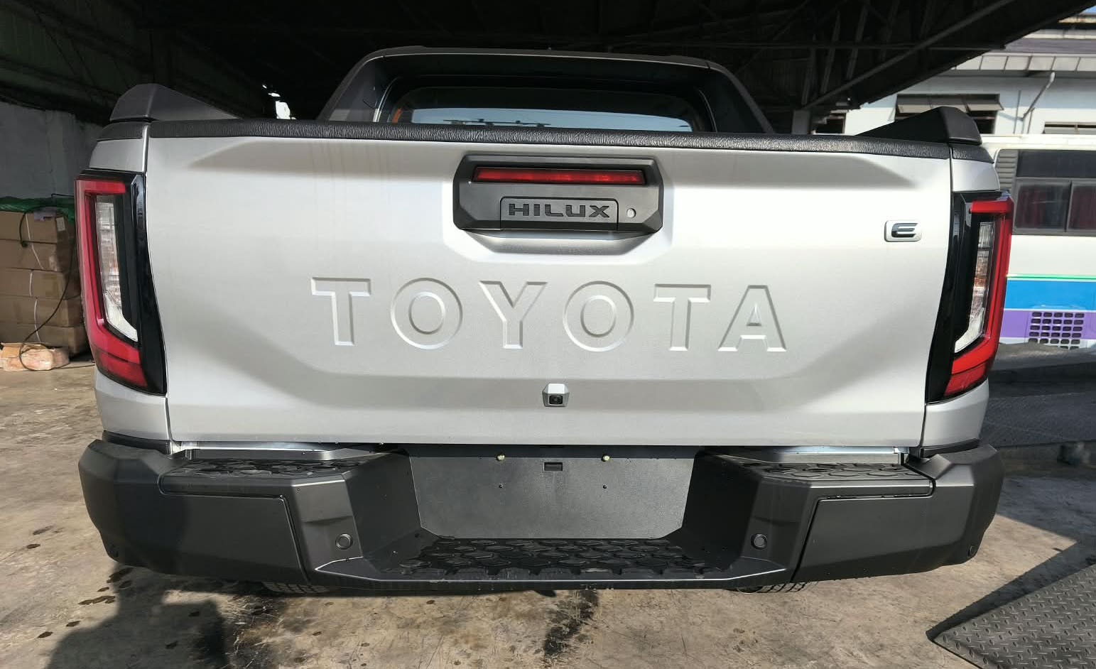 2026 TOYOTA HILUX DOUBLE CAB E 2.8 4WD MT Silver image 4