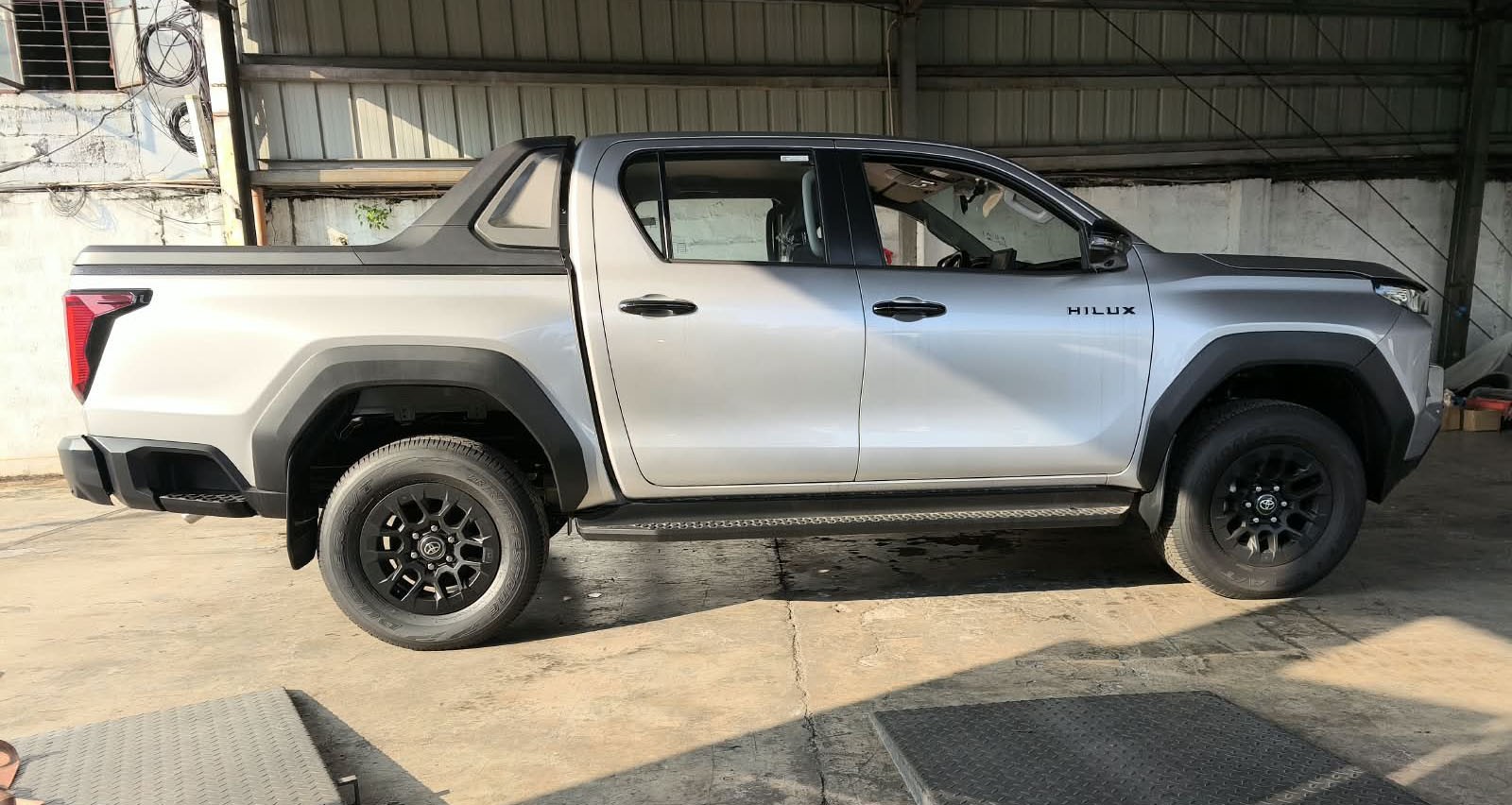 2026 TOYOTA HILUX DOUBLE CAB E 2.8 4WD MT Silver image 6