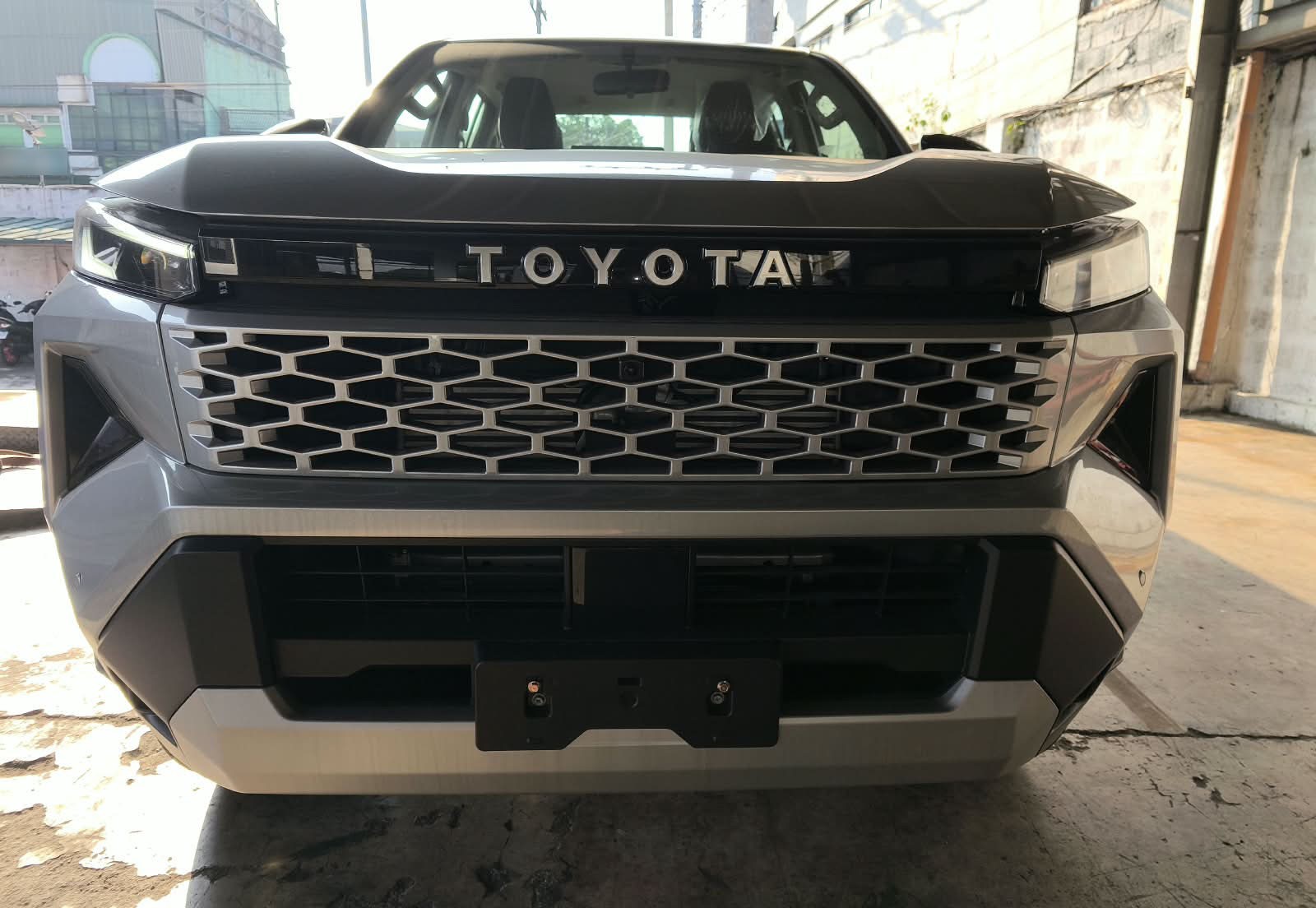 2026 TOYOTA HILUX DOUBLE CAB E 2.8 4WD MT Silver image 8