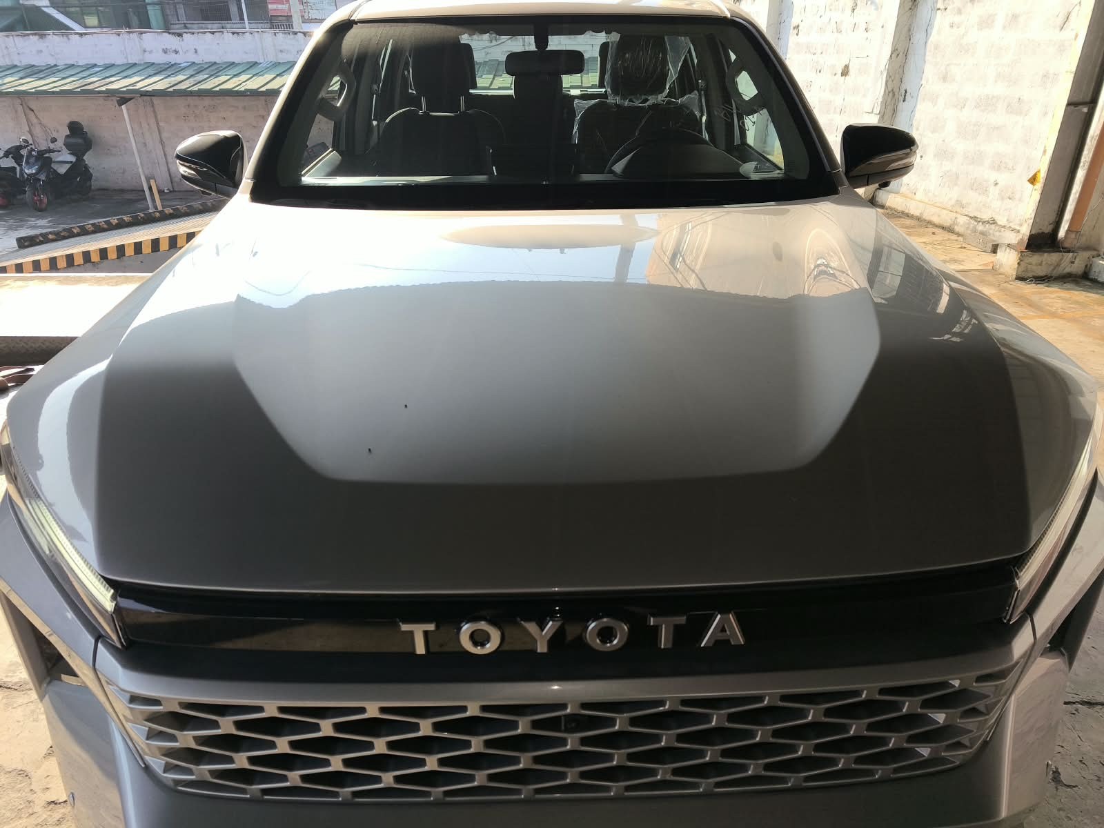 2026 TOYOTA HILUX DOUBLE CAB E 2.8 4WD MT Silver image 9