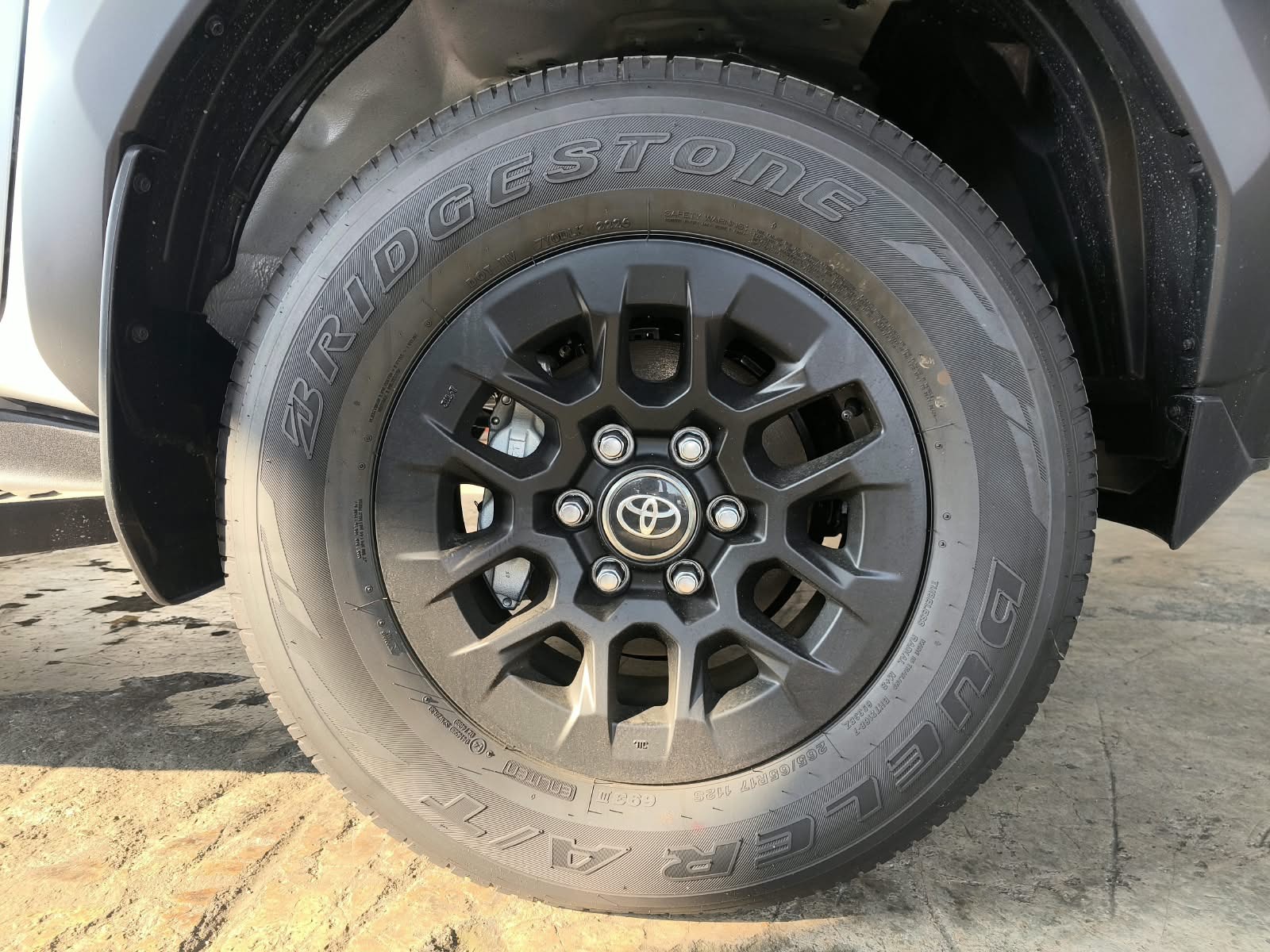 2026 TOYOTA HILUX DOUBLE CAB E 2.8 4WD MT Silver image 11