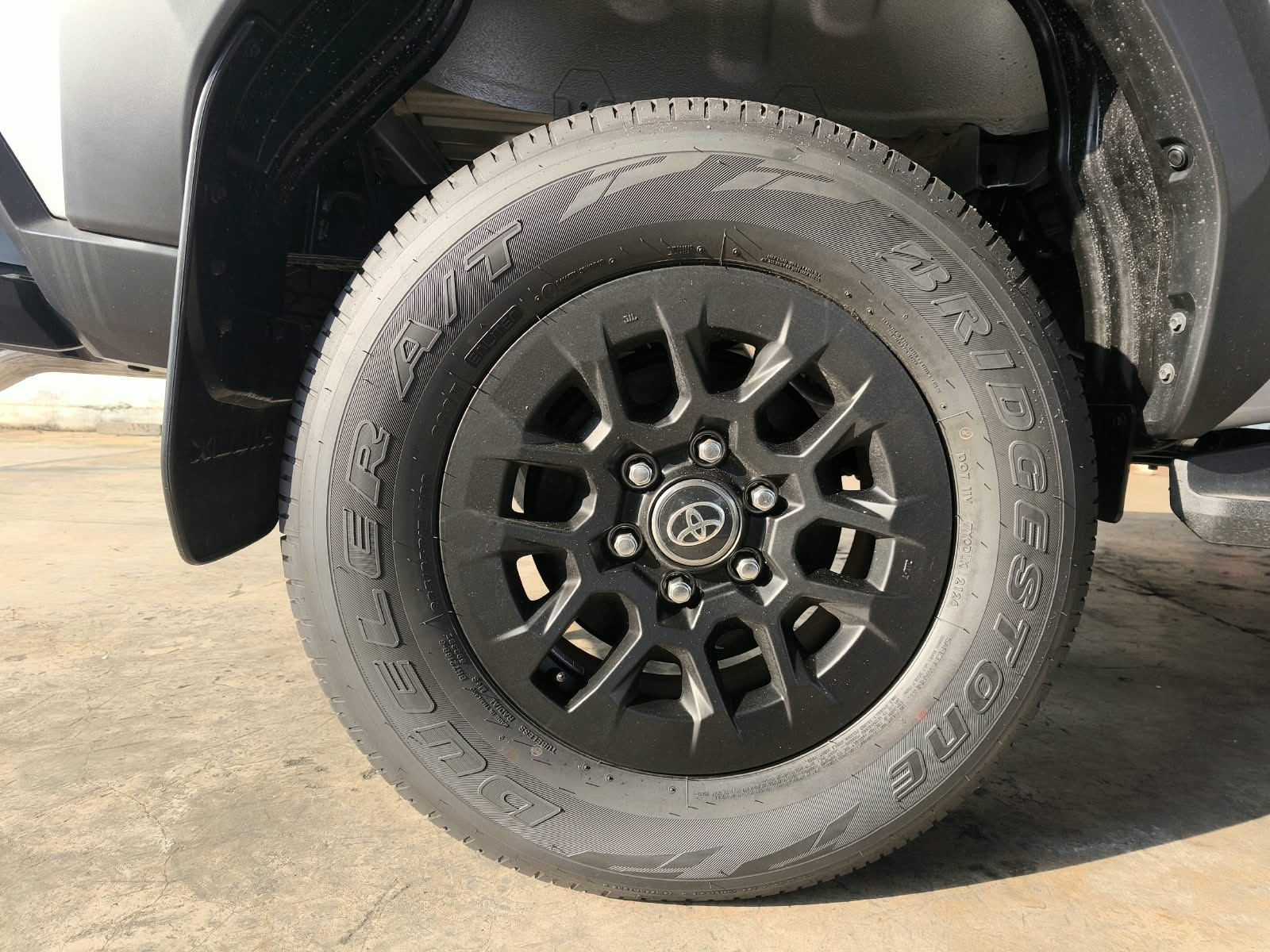 2026 TOYOTA HILUX DOUBLE CAB E 2.8 4WD MT Silver image 12