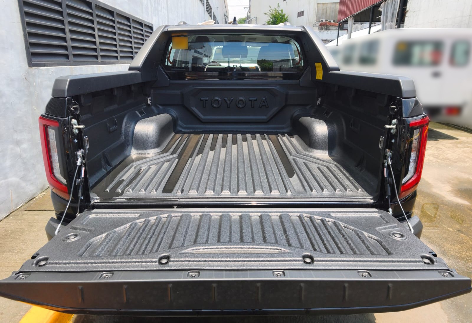2026 TOYOTA HILUX DOUBLE CAB CONQUEST 2.8 2WD AT Black image 22