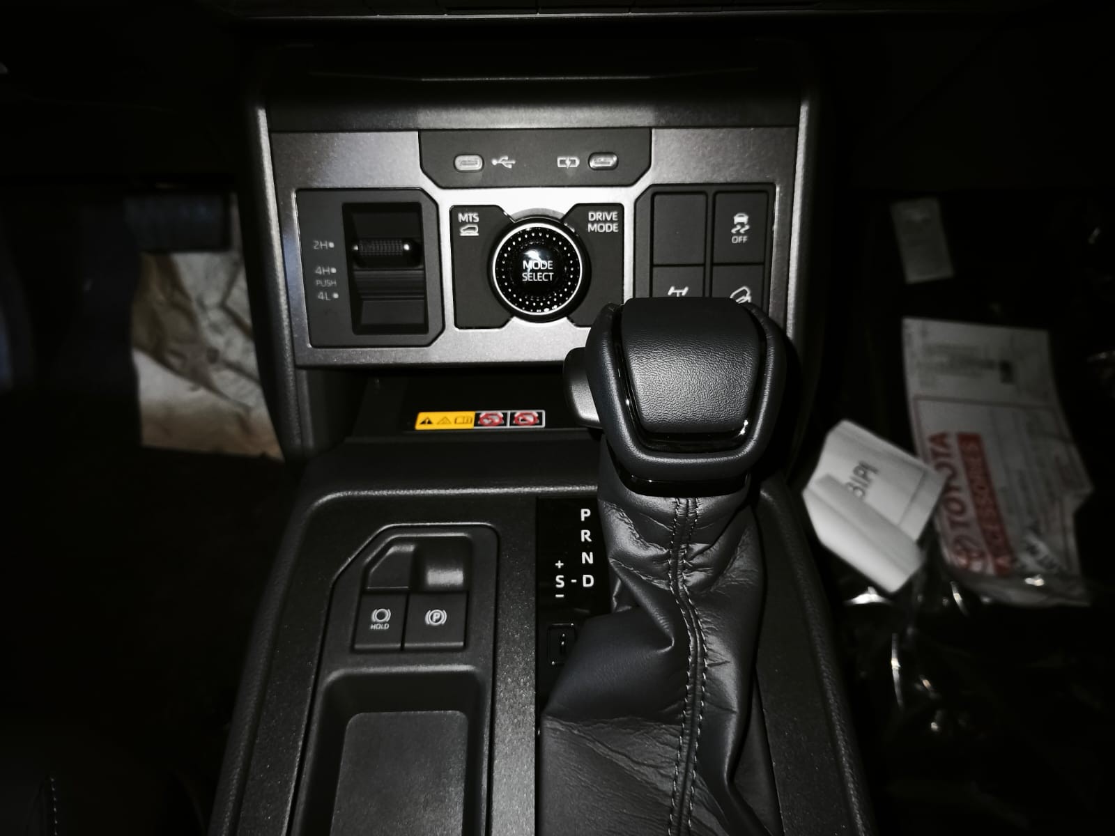 2026 TOYOTA HILUX DOUBLE CAB CONQUEST 2.8 4WD AT Black image 30