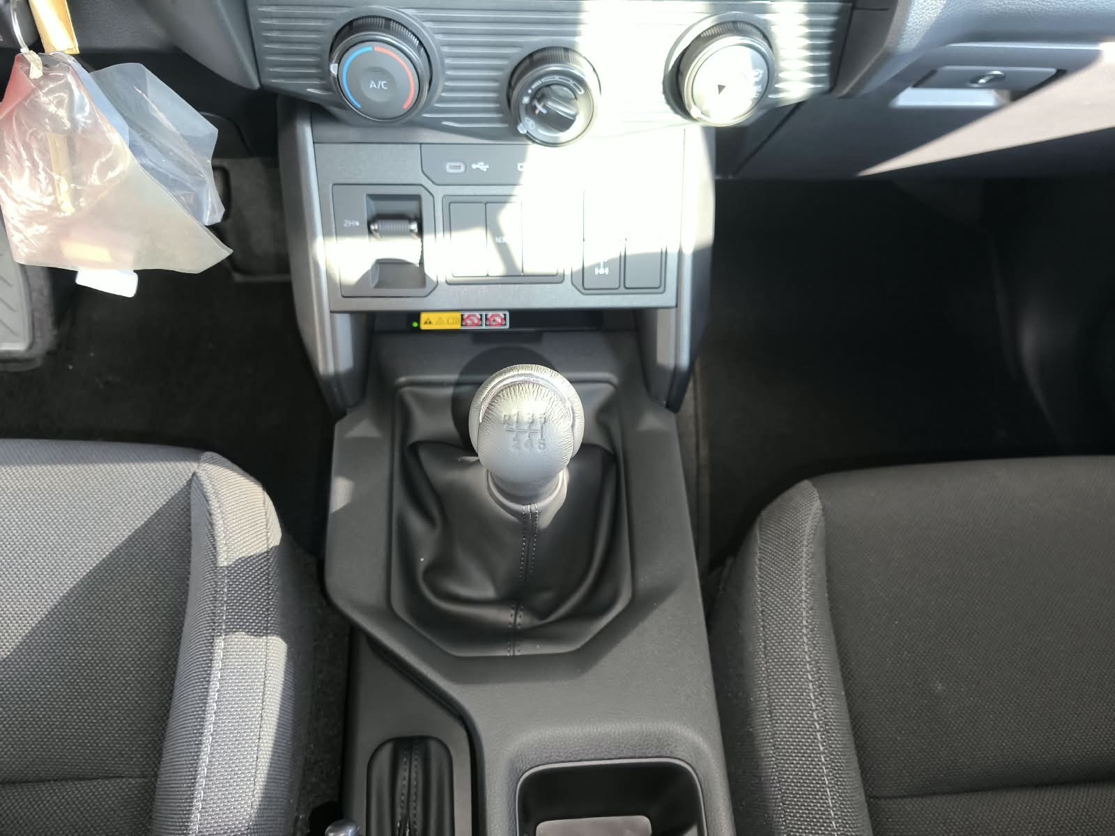 2026 TOYOTA HILUX DOUBLE CAB E 2.8 4WD MT Silver image 27