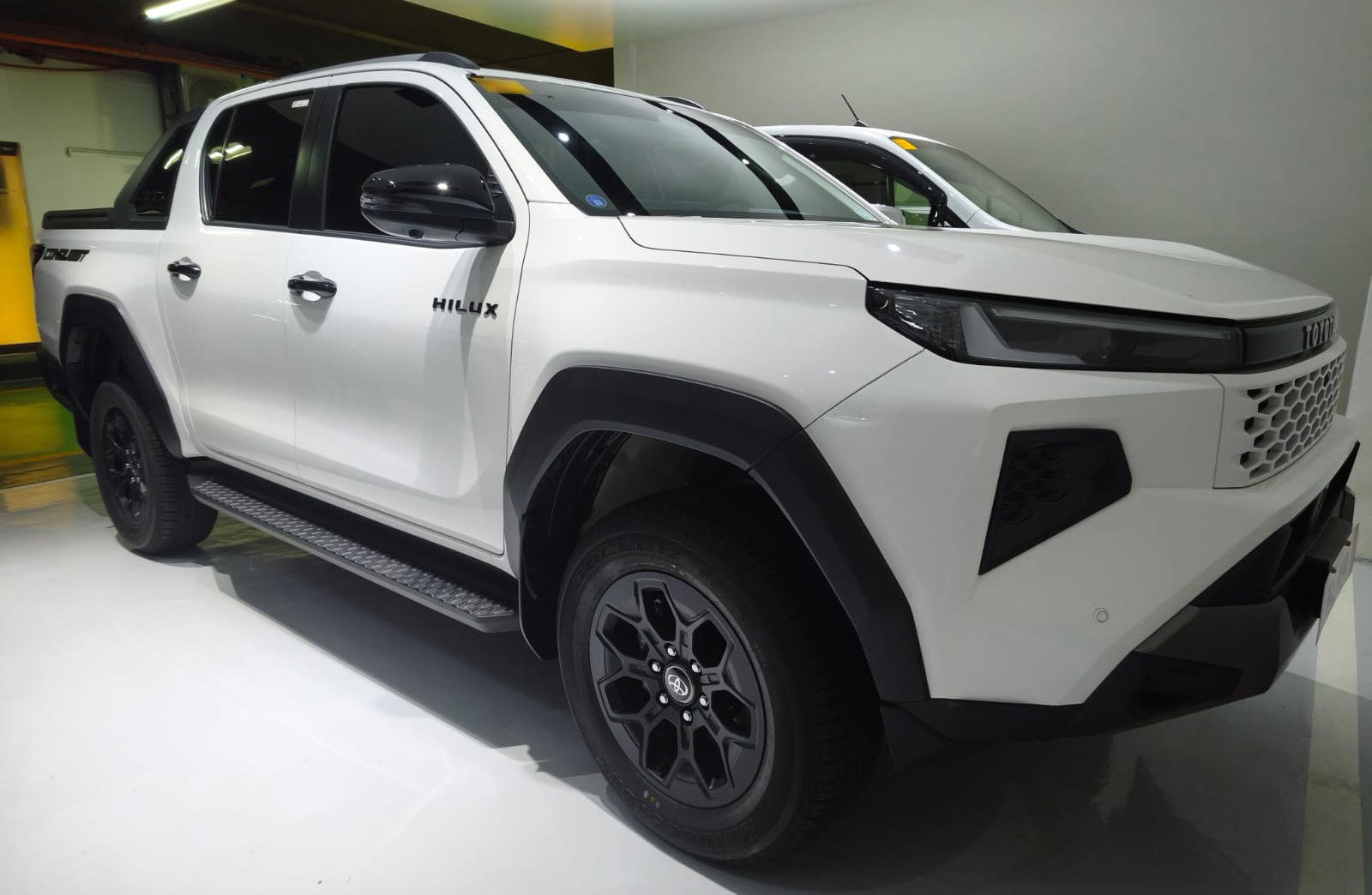 2026 TOYOTA HILUX DOUBLE CAB CONQUEST 2.8 4WD AT White image 6
