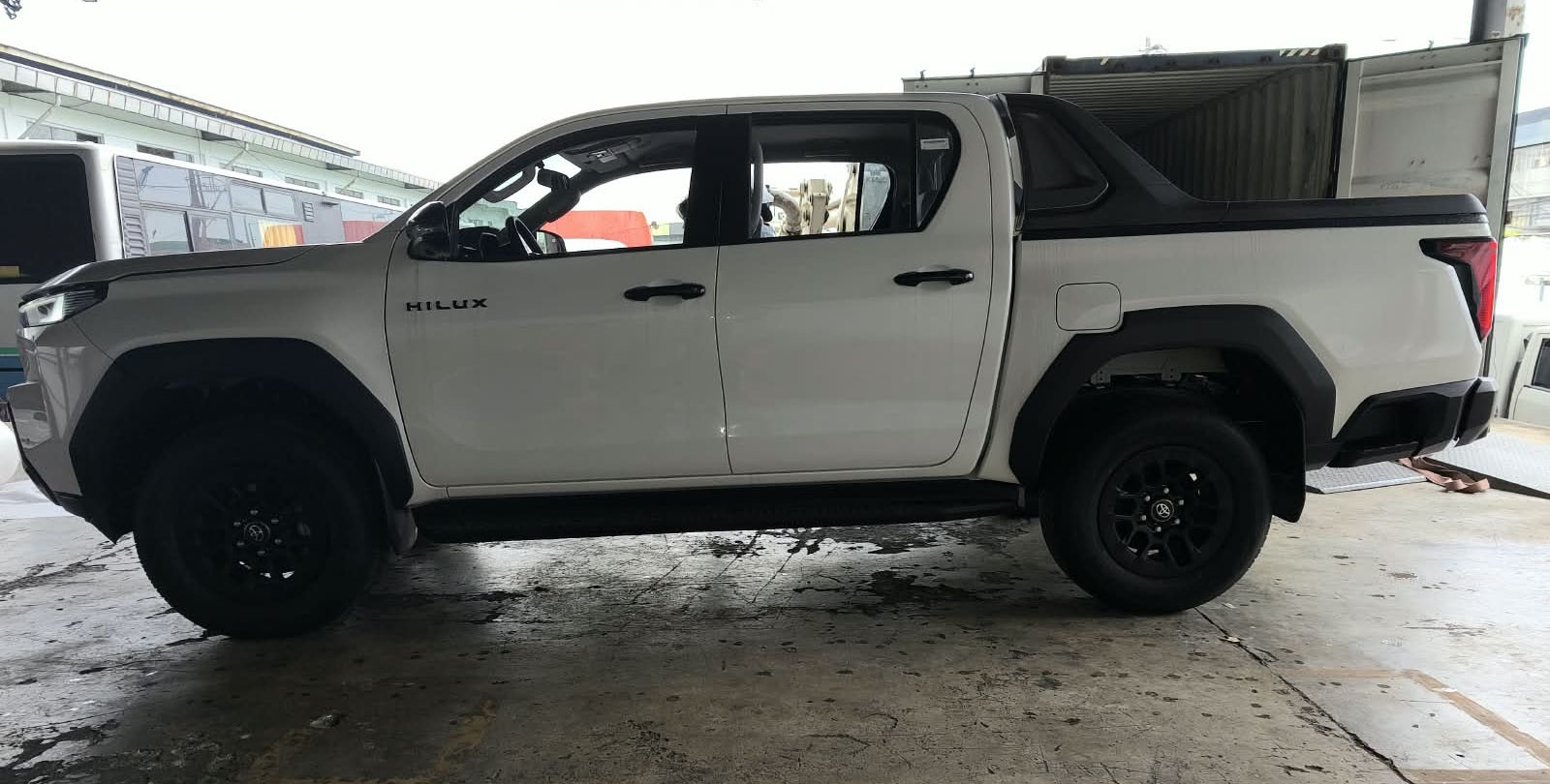 2026 TOYOTA HILUX DOUBLE CAB E 2.8 4WD MT White image 2