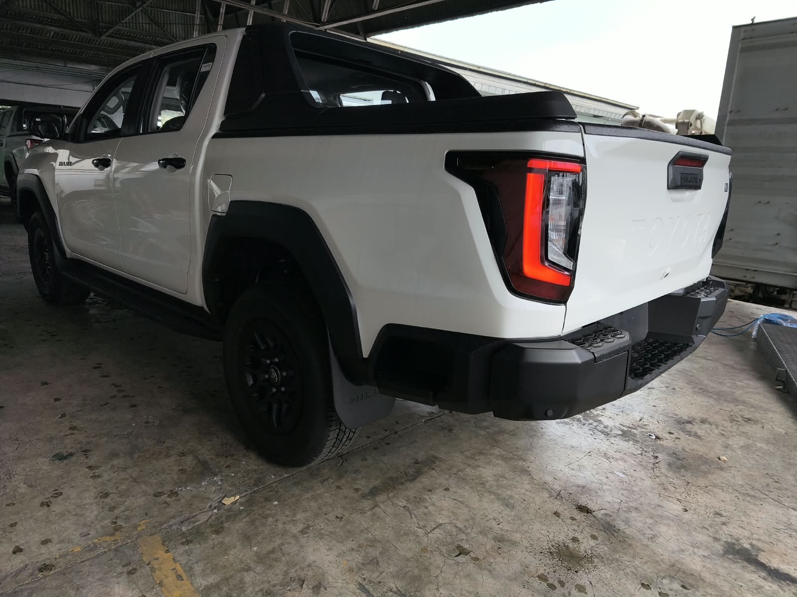 2026 TOYOTA HILUX DOUBLE CAB E 2.8 4WD MT White image 3