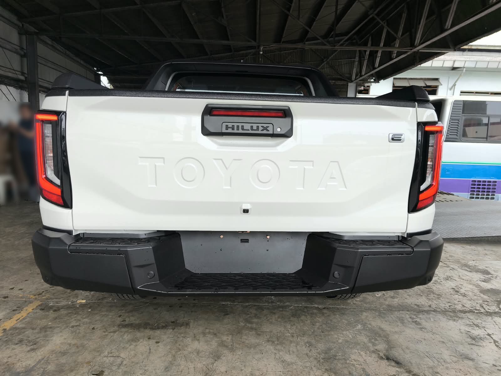 2026 TOYOTA HILUX DOUBLE CAB E 2.8 4WD MT White image 4