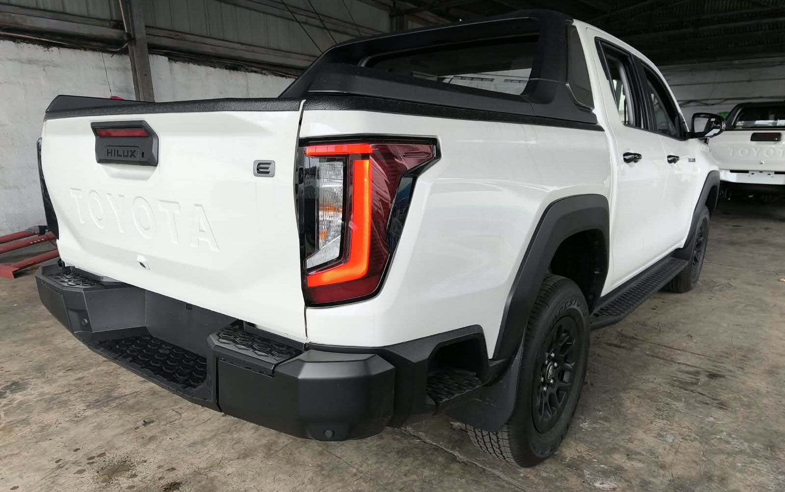 2026 TOYOTA HILUX DOUBLE CAB E 2.8 4WD MT White image 5
