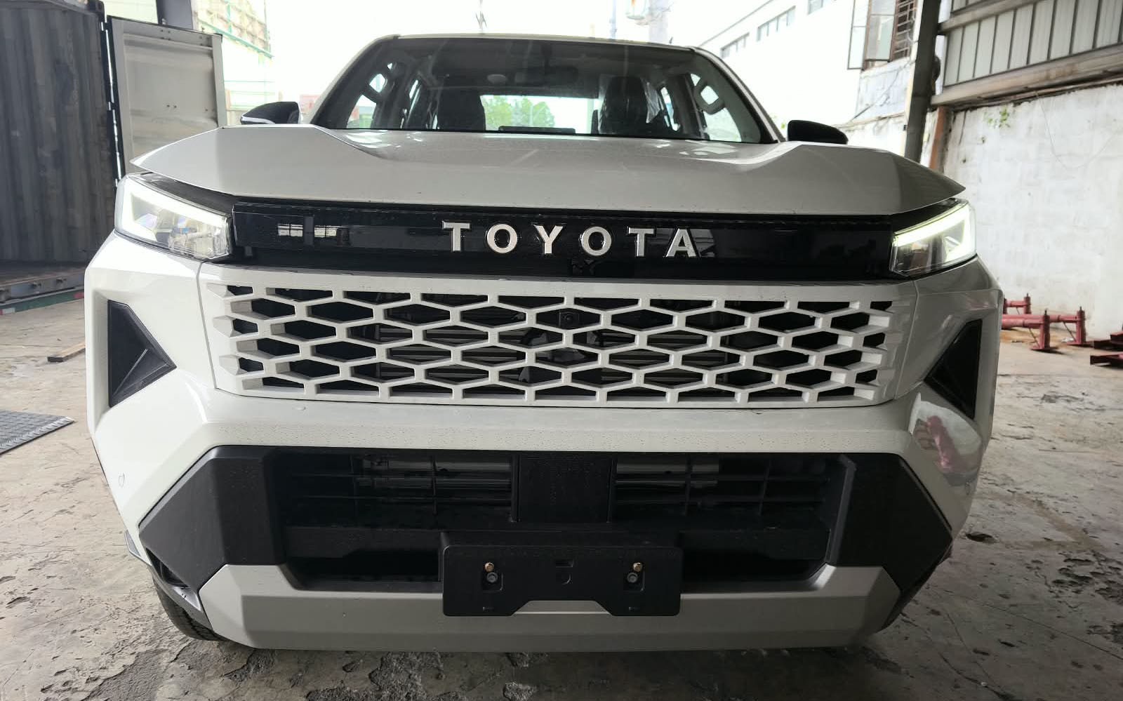 2026 TOYOTA HILUX DOUBLE CAB E 2.8 4WD MT White image 8