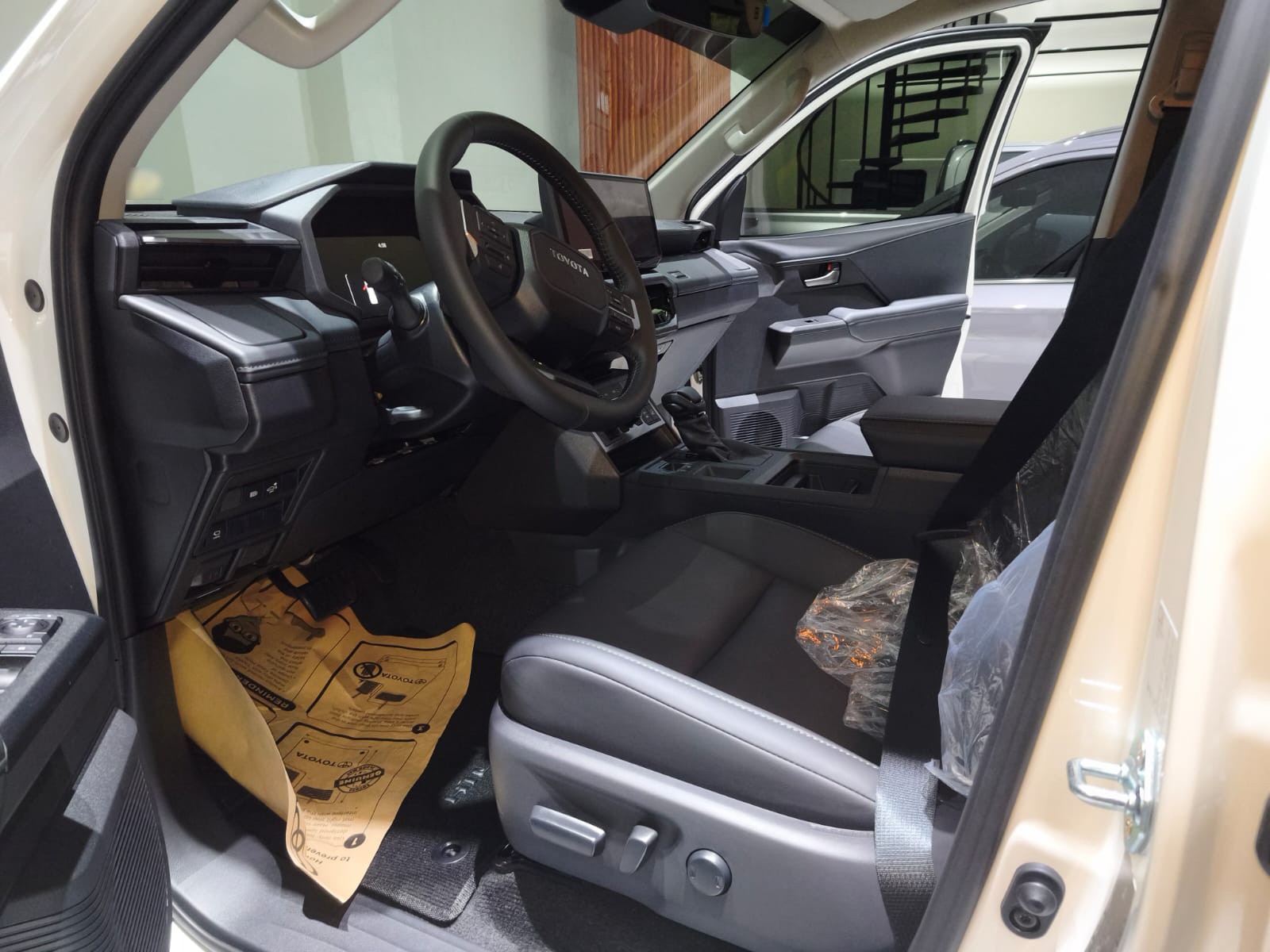 2026 TOYOTA HILUX DOUBLE CAB CONQUEST 2.8 4WD AT White image 19