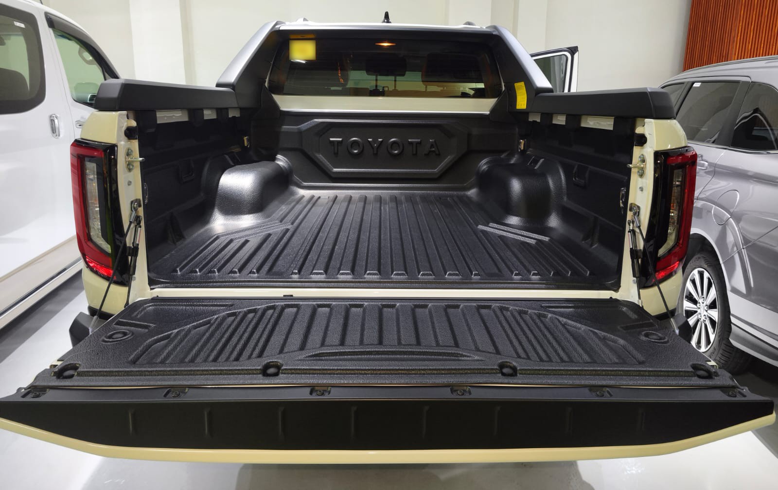 2026 TOYOTA HILUX DOUBLE CAB CONQUEST 2.8 4WD AT White image 24