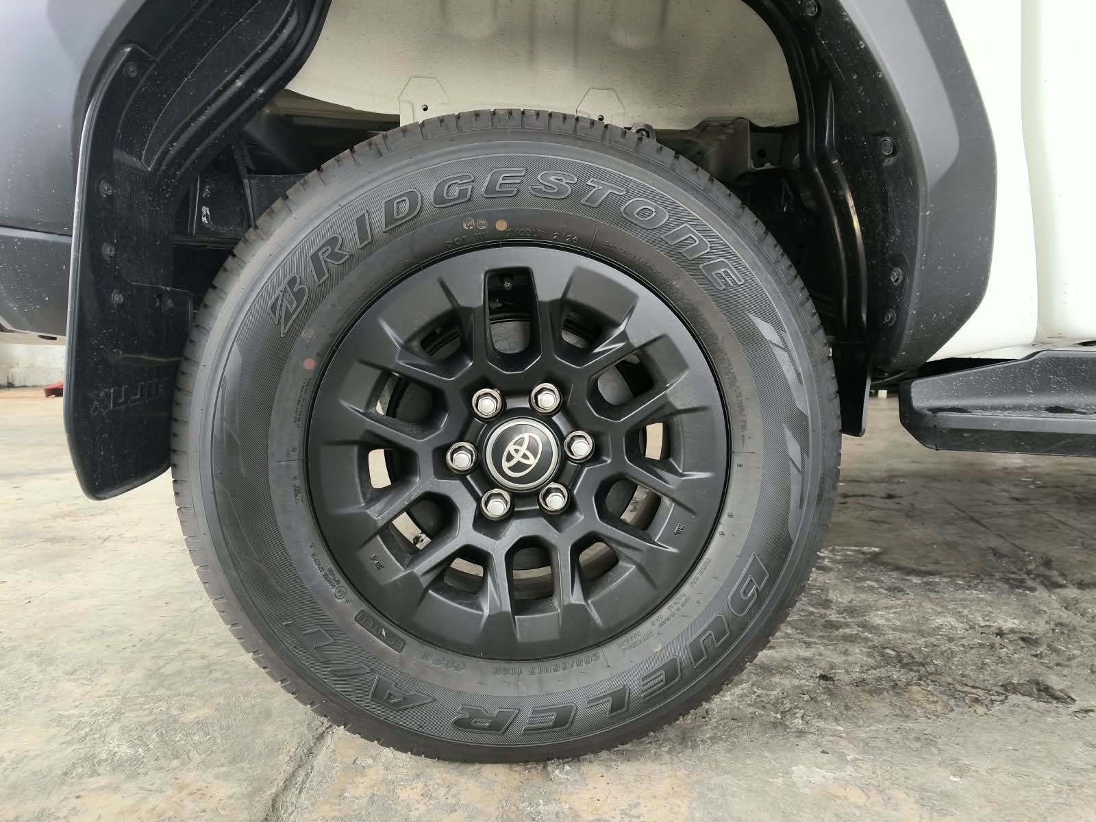 2026 TOYOTA HILUX DOUBLE CAB E 2.8 4WD MT White image 13