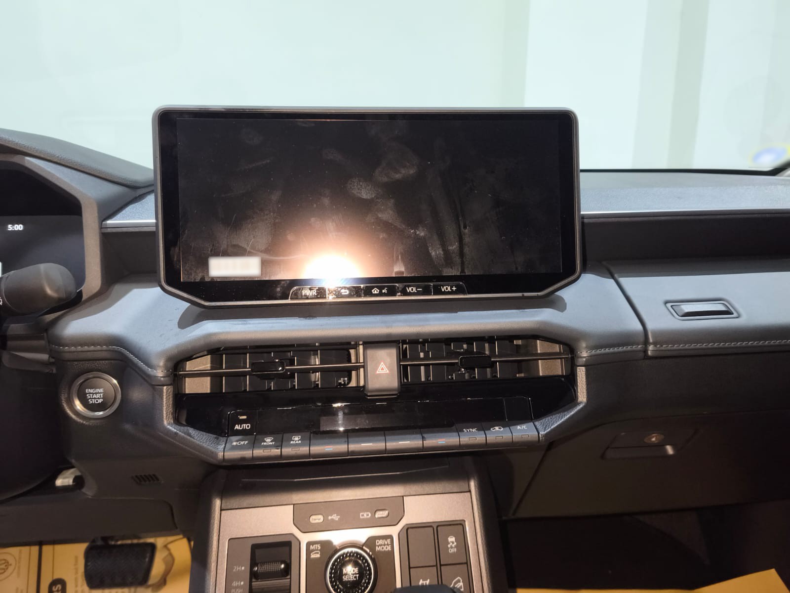 2026 TOYOTA HILUX DOUBLE CAB CONQUEST 2.8 4WD AT White image 31