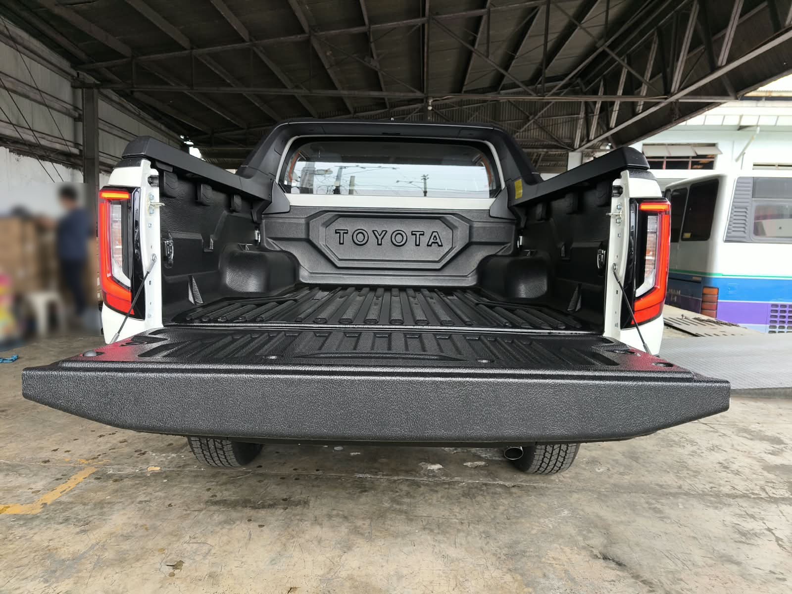 2026 TOYOTA HILUX DOUBLE CAB E 2.8 4WD MT White image 18