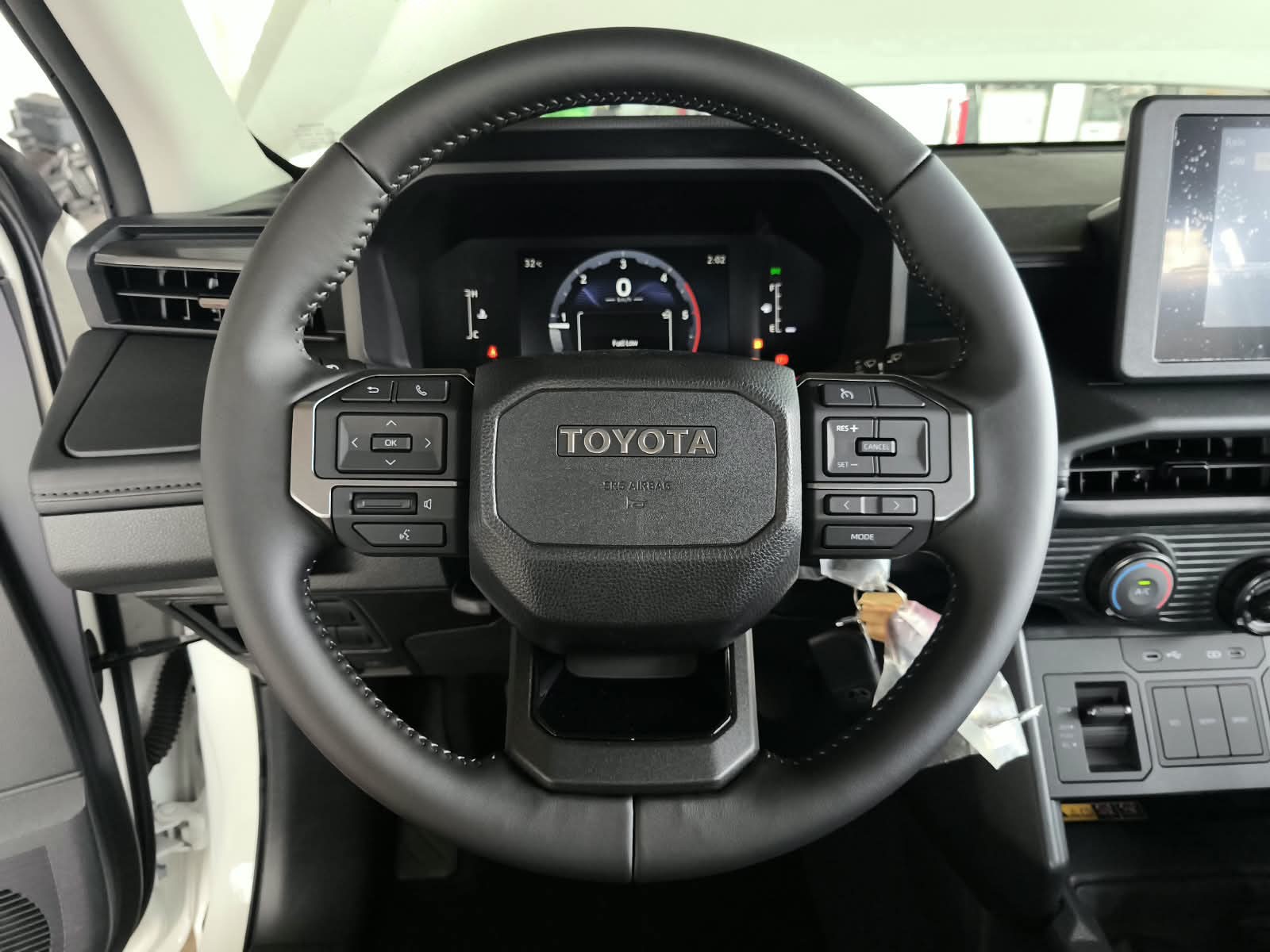 2026 TOYOTA HILUX DOUBLE CAB E 2.8 4WD MT White image 22