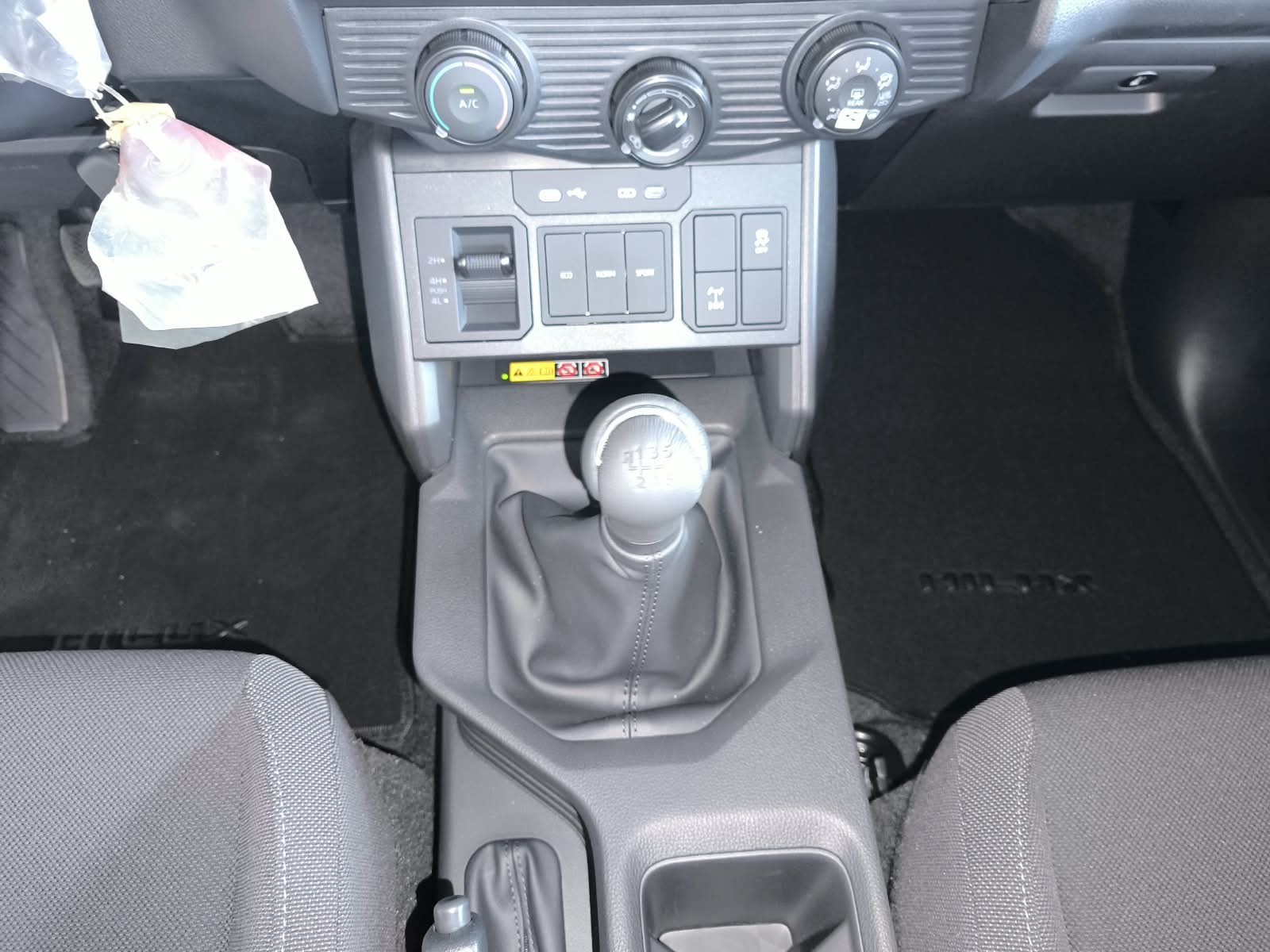 2026 TOYOTA HILUX DOUBLE CAB E 2.8 4WD MT White image 27