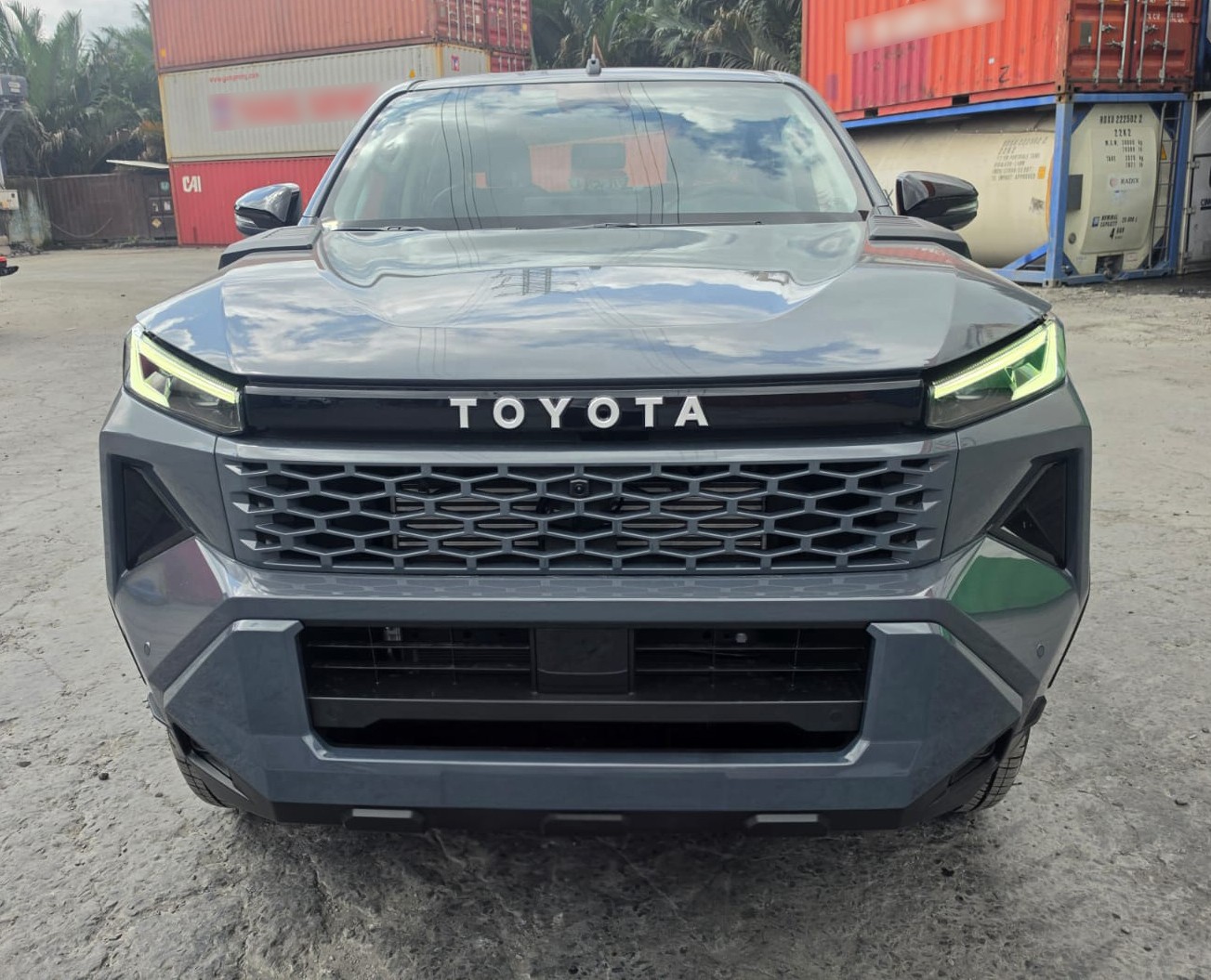 2026 TOYOTA HILUX DOUBLE CAB TRAILHUNTER 2.8 4WD AT Gray image 8