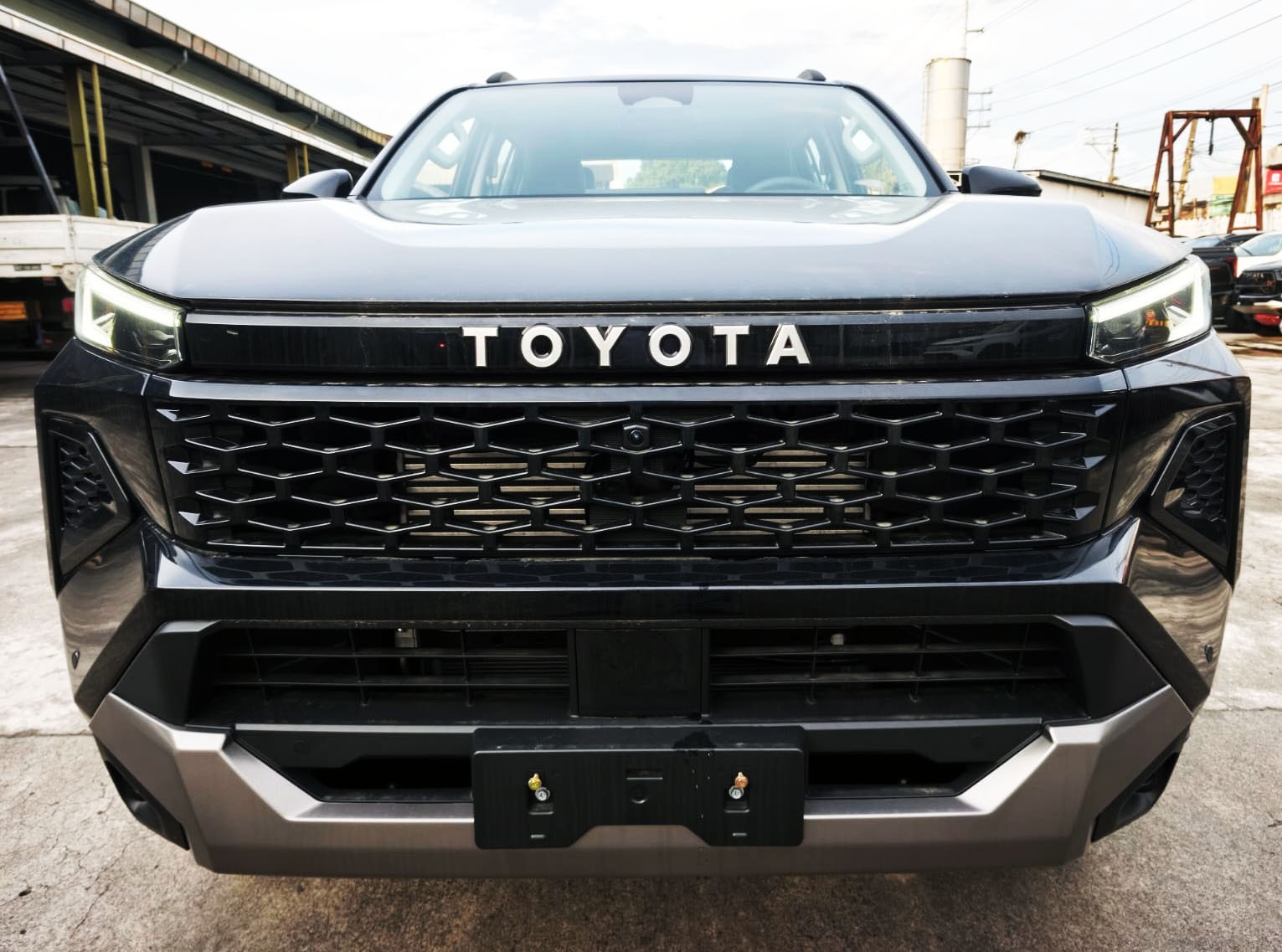 2026 TOYOTA HILUX DOUBLE CAB CONQUEST 2.8 4WD AT Black image 8