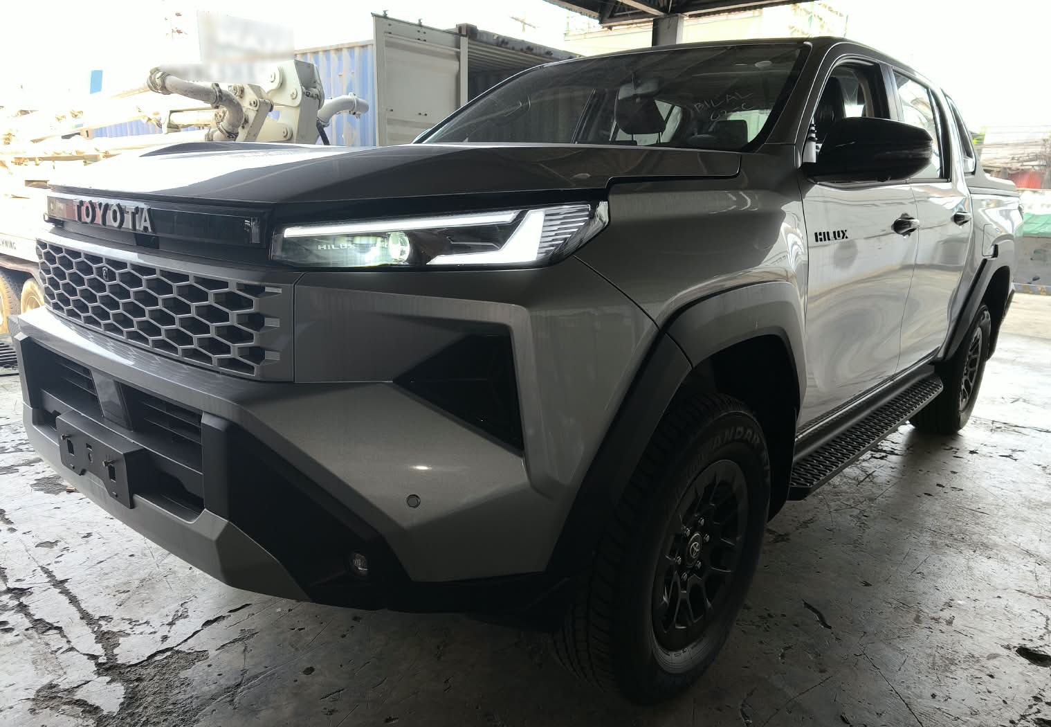 2026 TOYOTA HILUX DOUBLE CAB E 2.8 4WD MT Silver