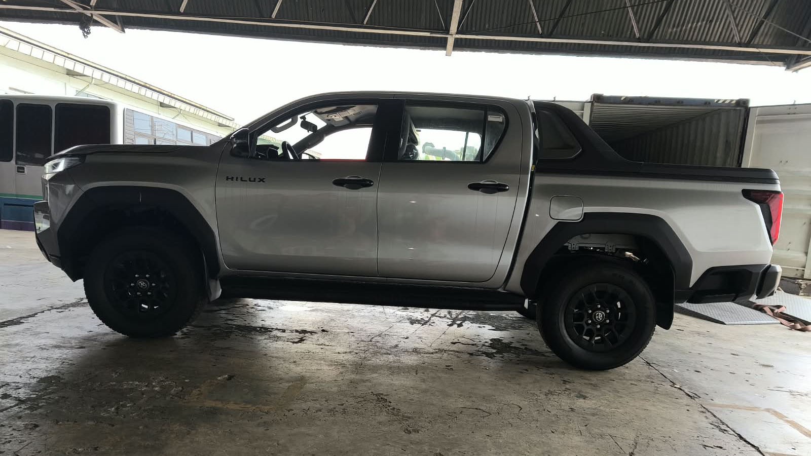 2026 TOYOTA HILUX DOUBLE CAB E 2.8 4WD MT Silver image 2