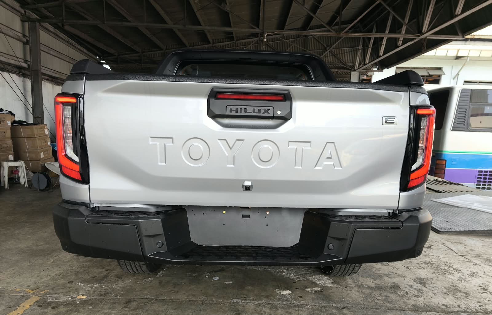 2026 TOYOTA HILUX DOUBLE CAB E 2.8 4WD MT Silver image 4