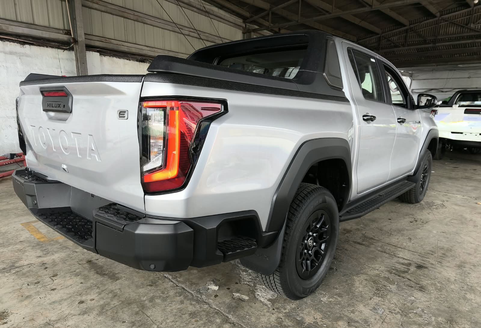2026 TOYOTA HILUX DOUBLE CAB E 2.8 4WD MT Silver image 5