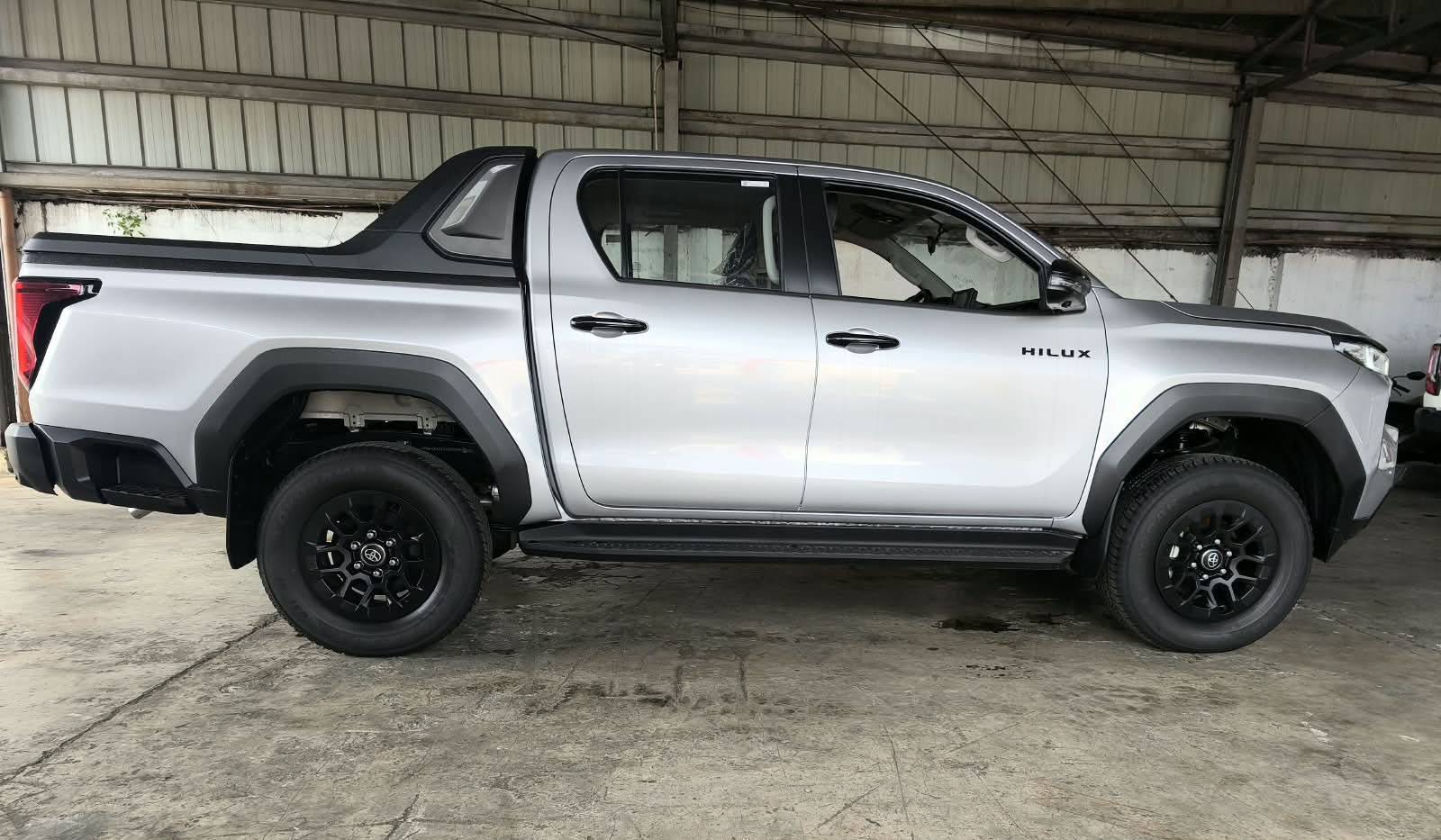 2026 TOYOTA HILUX DOUBLE CAB E 2.8 4WD MT Silver image 6