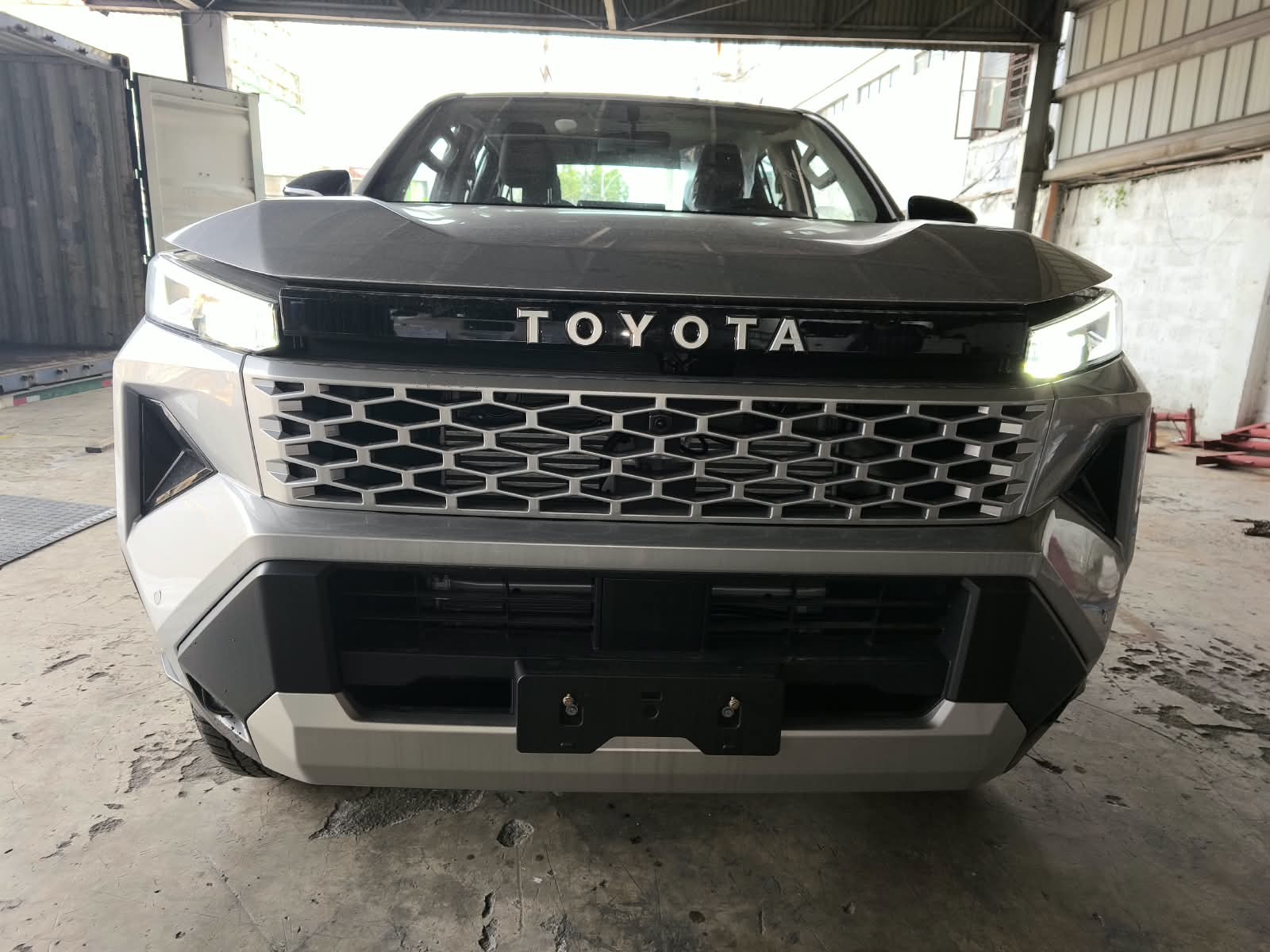 2026 TOYOTA HILUX DOUBLE CAB E 2.8 4WD MT Silver image 8